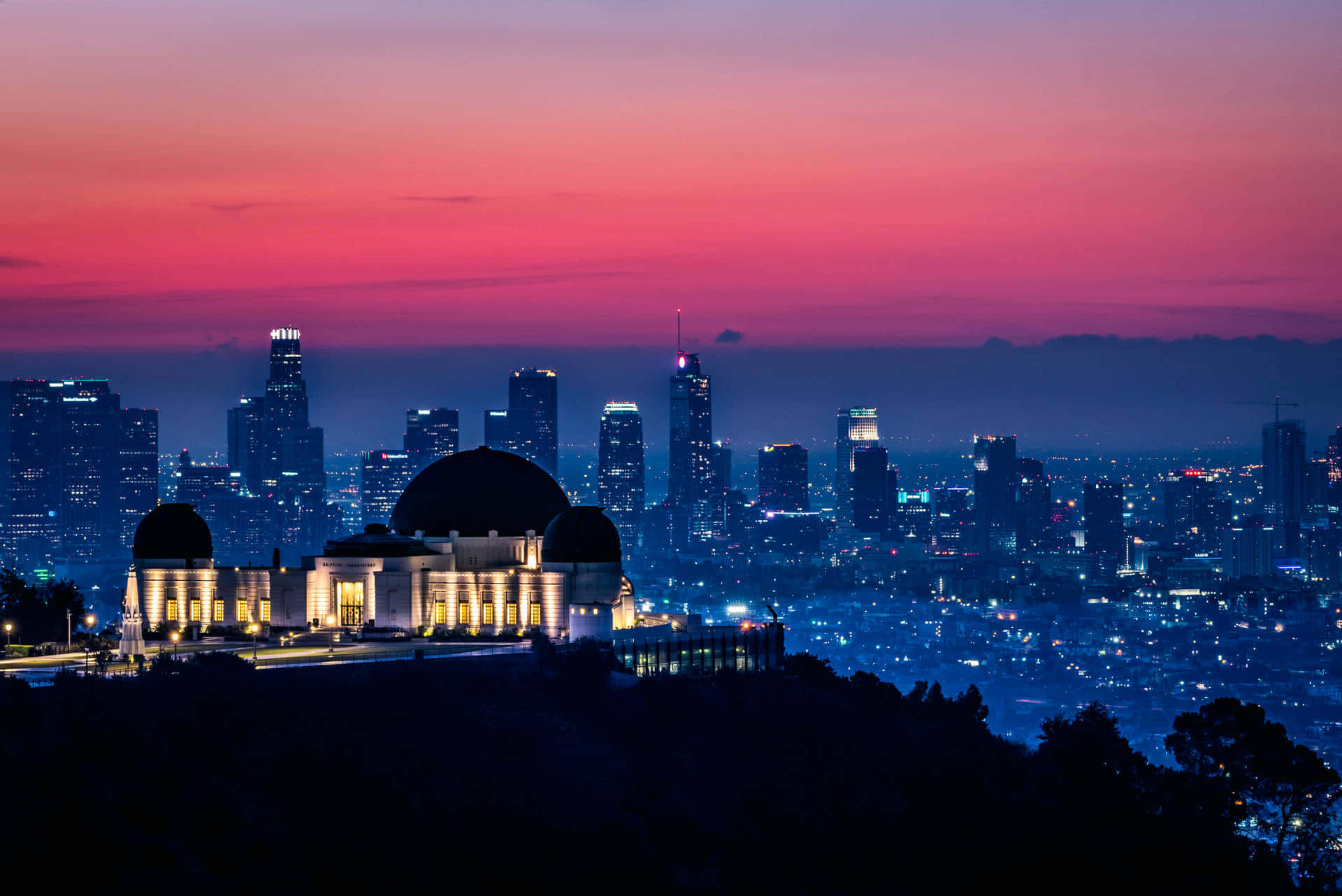 Stunning panorama of Los Angeles skyline at dusk