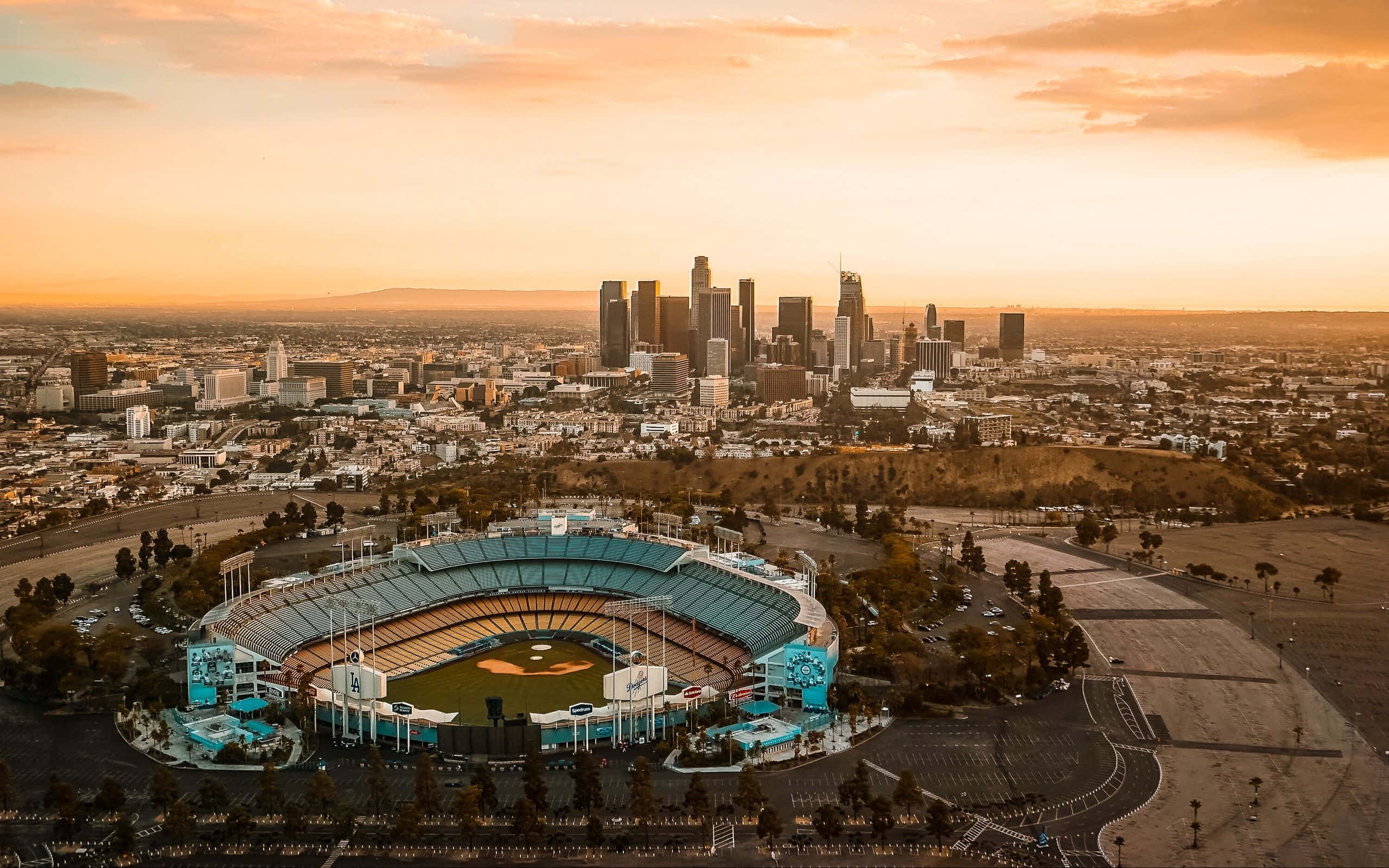 Download Stunning Los Angeles skyline at sunset | Wallpapers.com