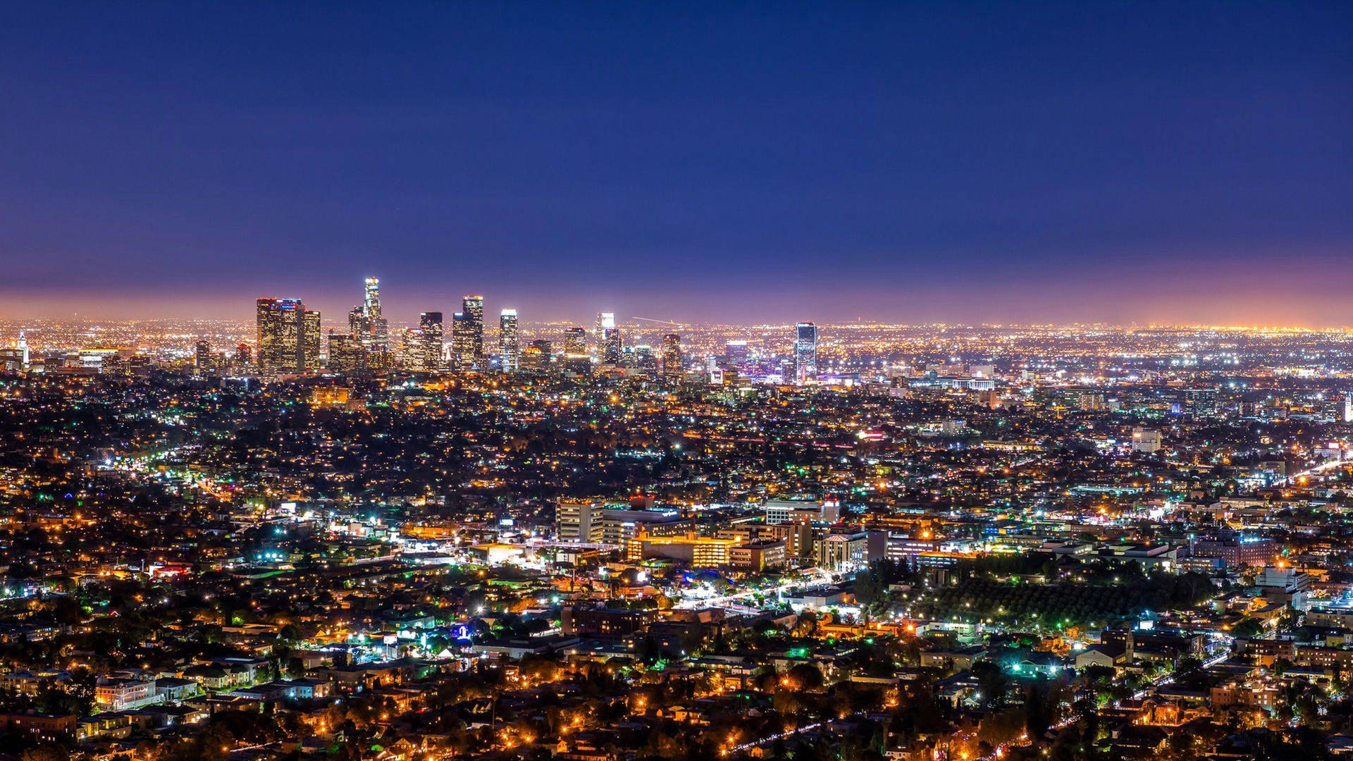 Los Angeles 4K Ved Solnedgang Tapet: Nyd et natligt udsyn af Los Angeles i dette 4K-tapet. Wallpaper