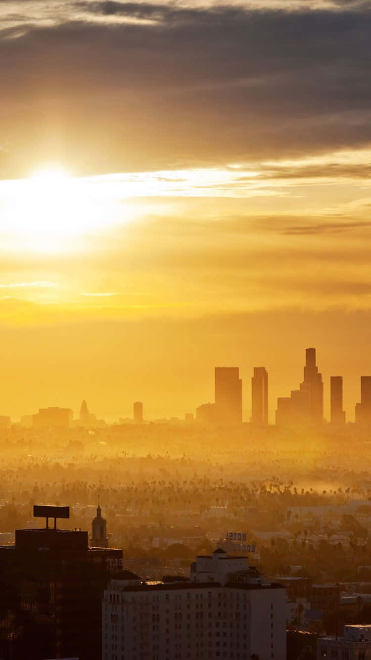 Godendodi Una Vista Panoramica Del Centro Di Los Angeles Mentre Si Utilizza Un Iphone Sfondo