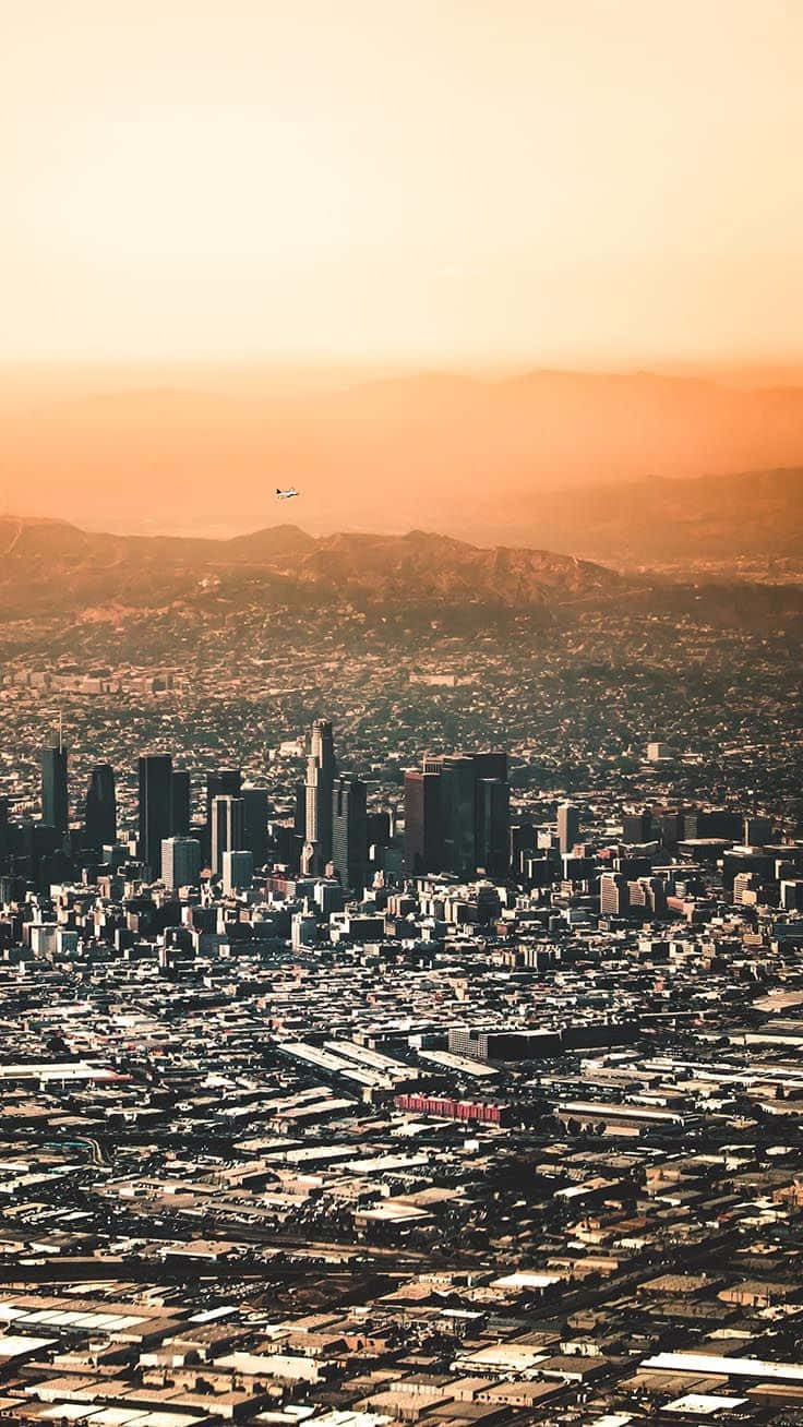 ¡haztu Vida Aún Más Brillante Con Un Iphone En La Ciudad De Los Ángeles! Fondo de pantalla