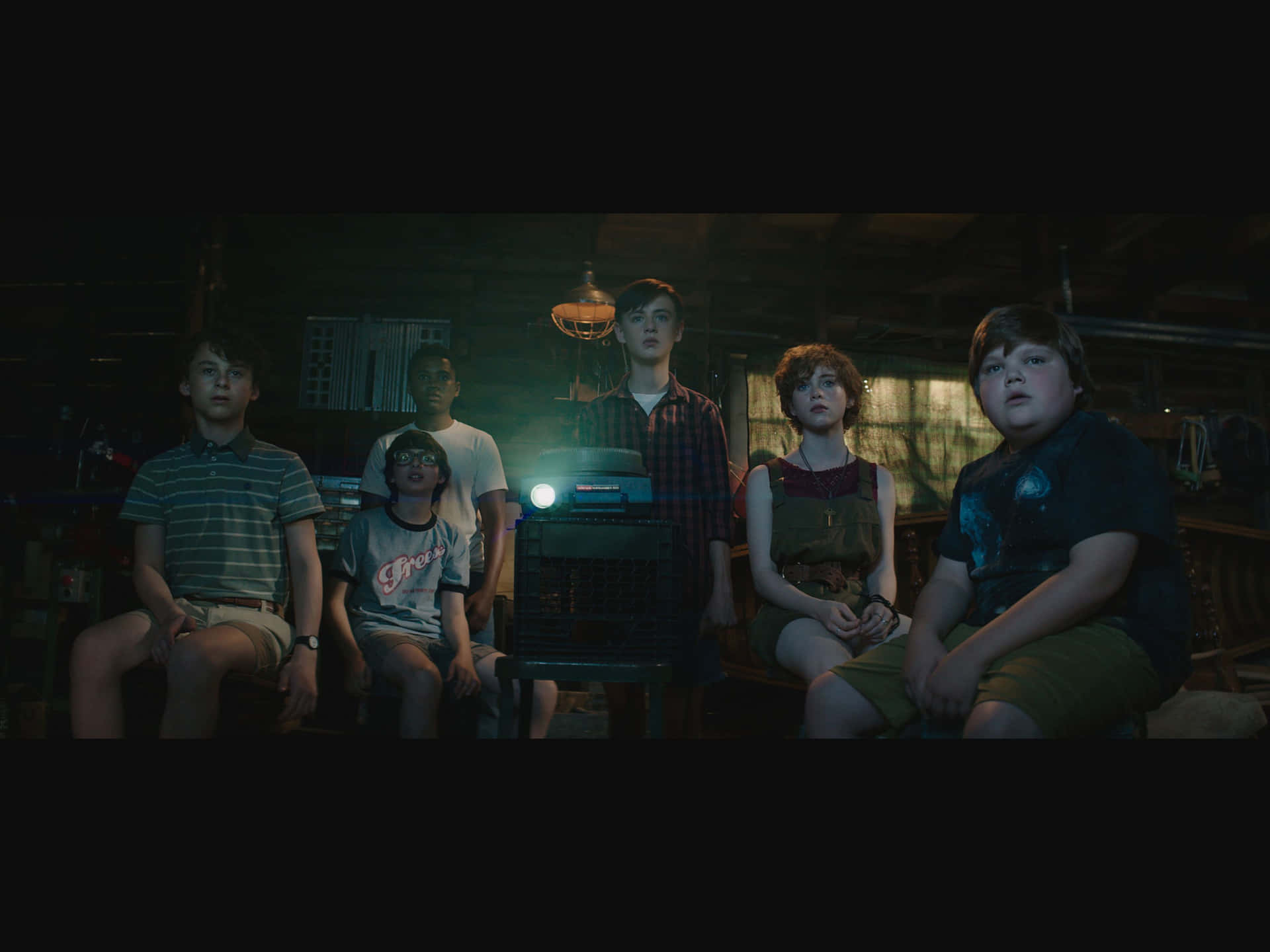 Ungrupo De Niños Está Sentado En Una Habitación Oscura. Fondo de pantalla