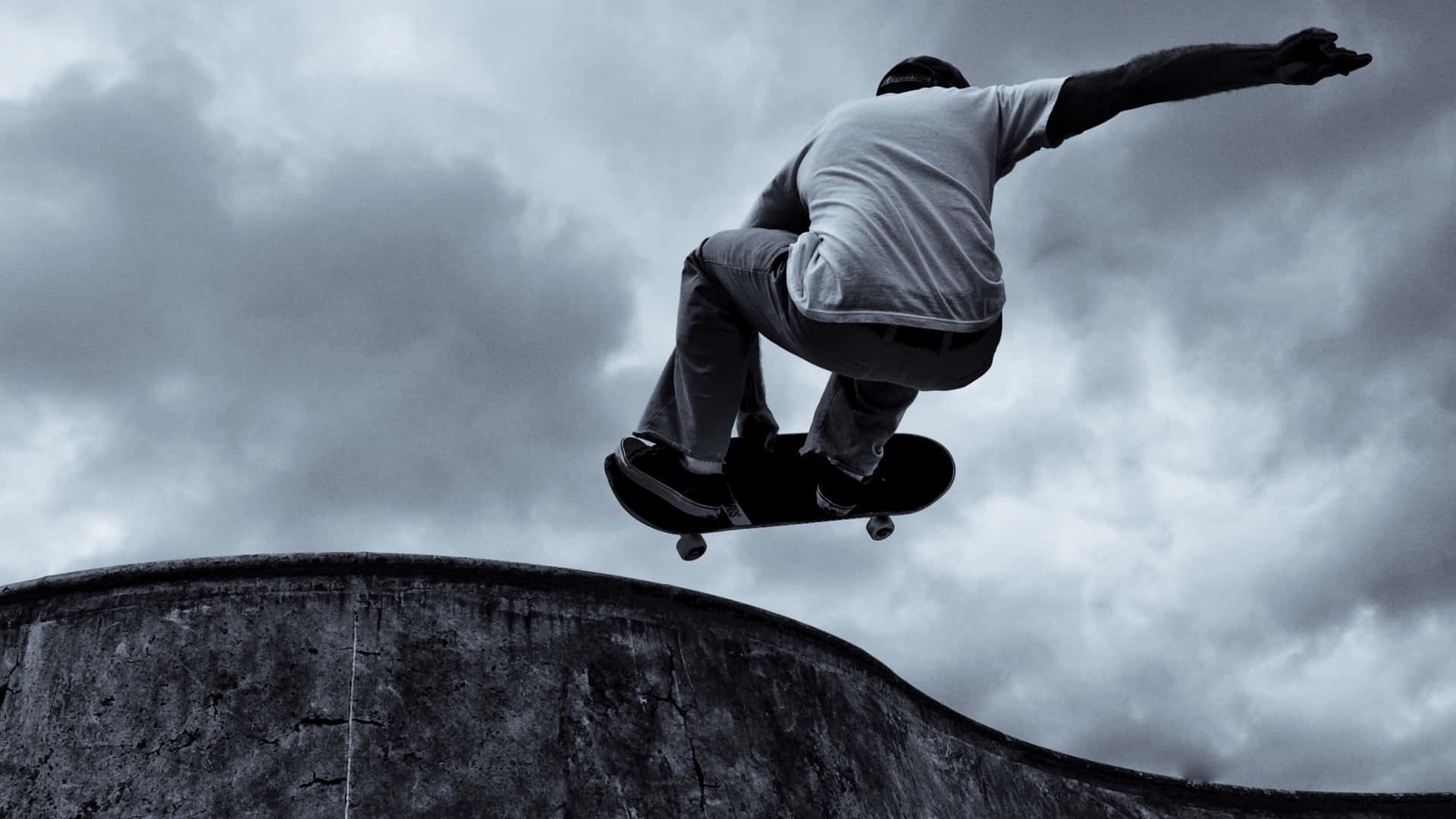 Loskater Esegue Una Figura Sul Suo Skateboard In Un Skatepark
