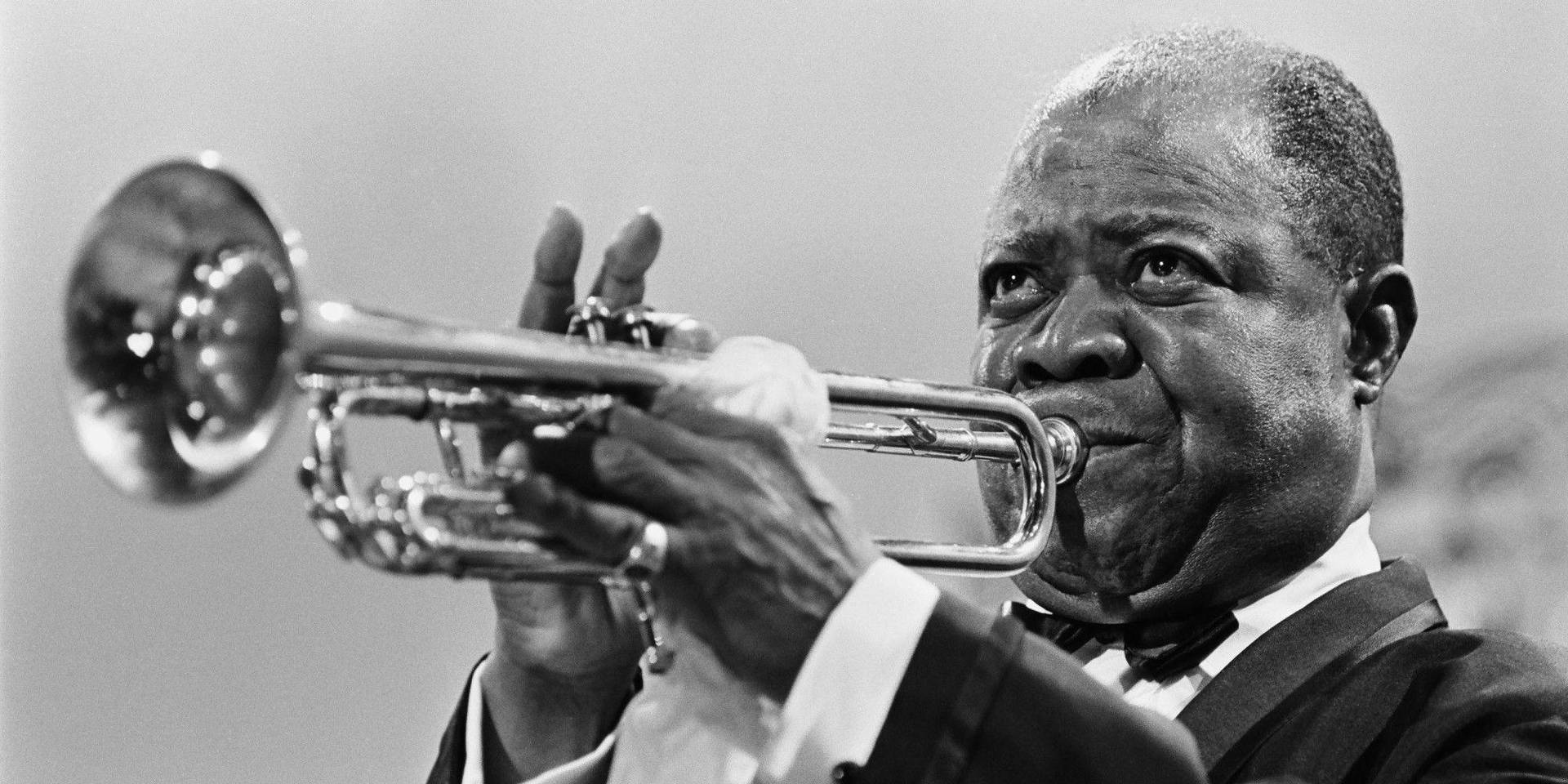 Louis Armstrong Black And White Trumpet Wallpaper