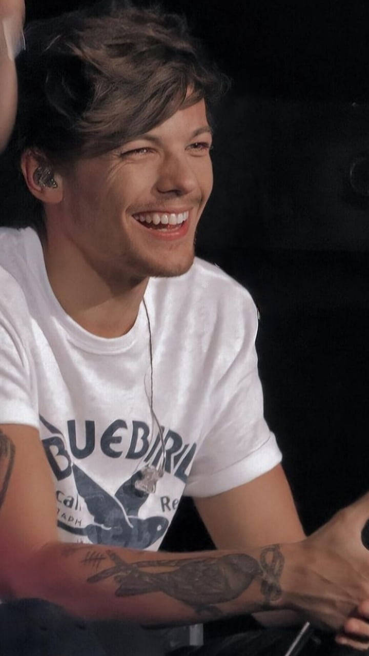 Louis Tomlinson With A Big Smile Wallpaper