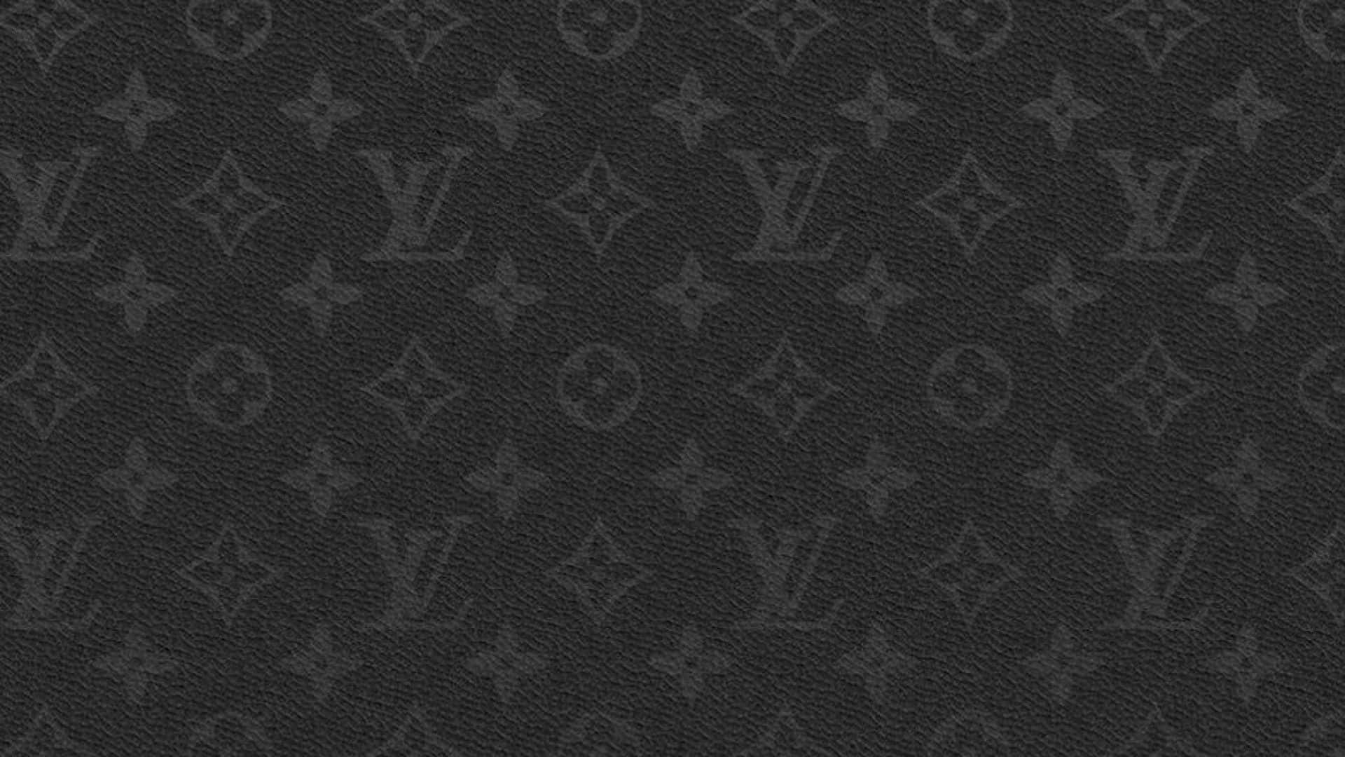 Elicónico Logotipo De Louis Vuitton En La Parte Superior De Un Escritorio Marrón. Fondo de pantalla