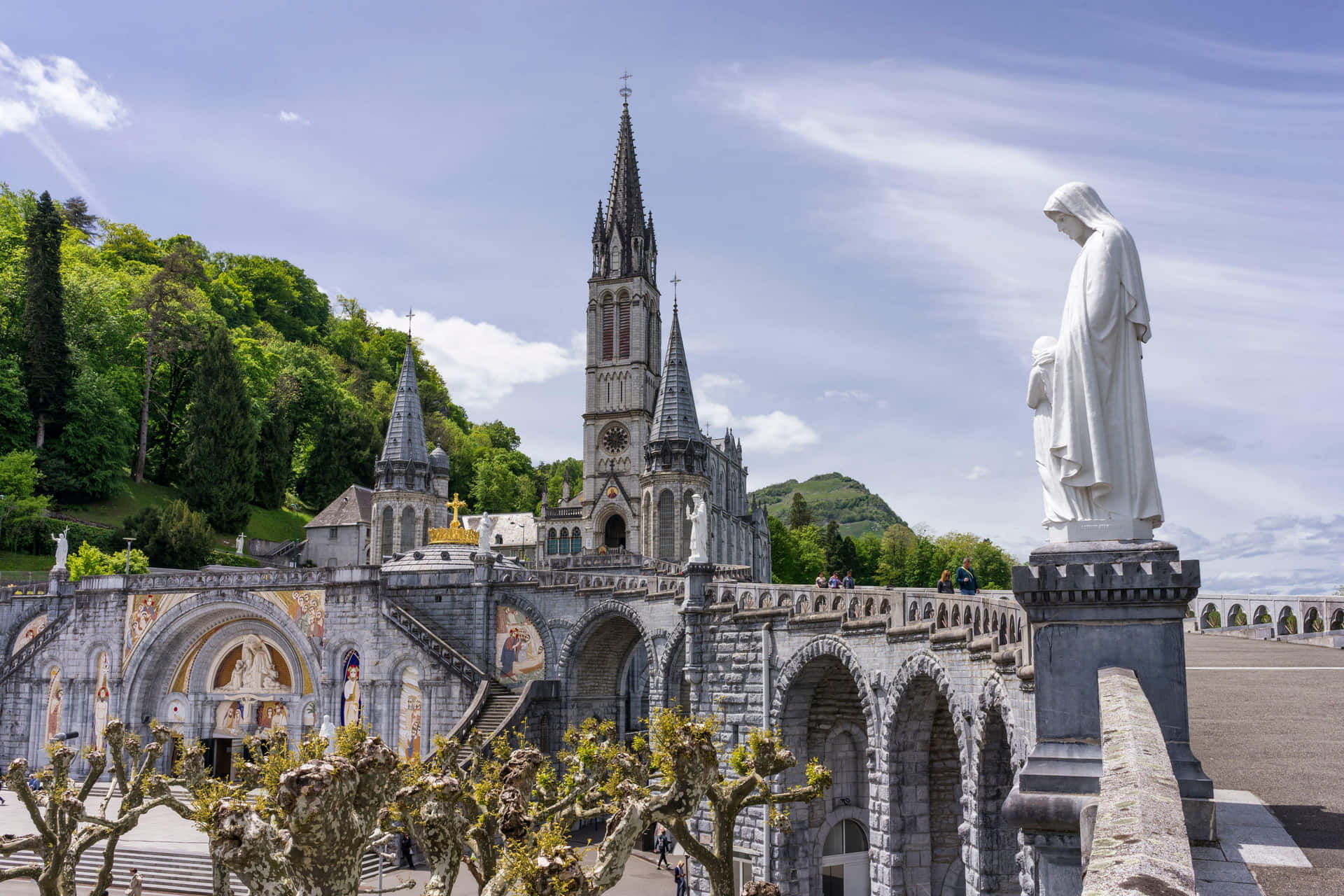 Lourdes Sanctuary Basilicaand Statue Wallpaper
