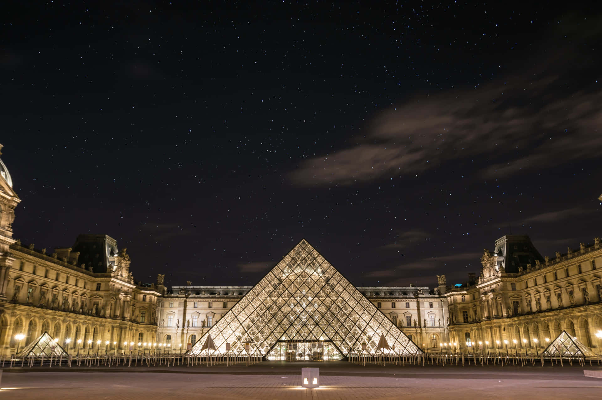 Louvre Museet Om Natten I Paris Wallpaper