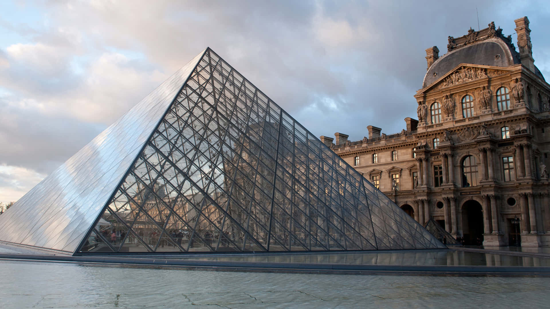Pirámidede Vidrio Del Museo Del Louvre Fondo de pantalla