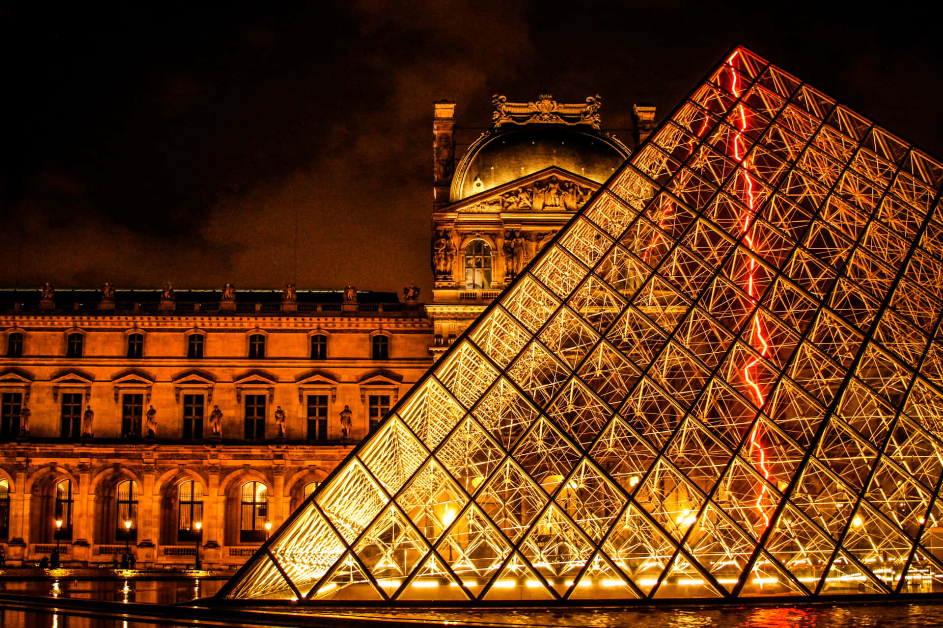 Natbelysning fra Louvre Museum i Paris Wallpaper