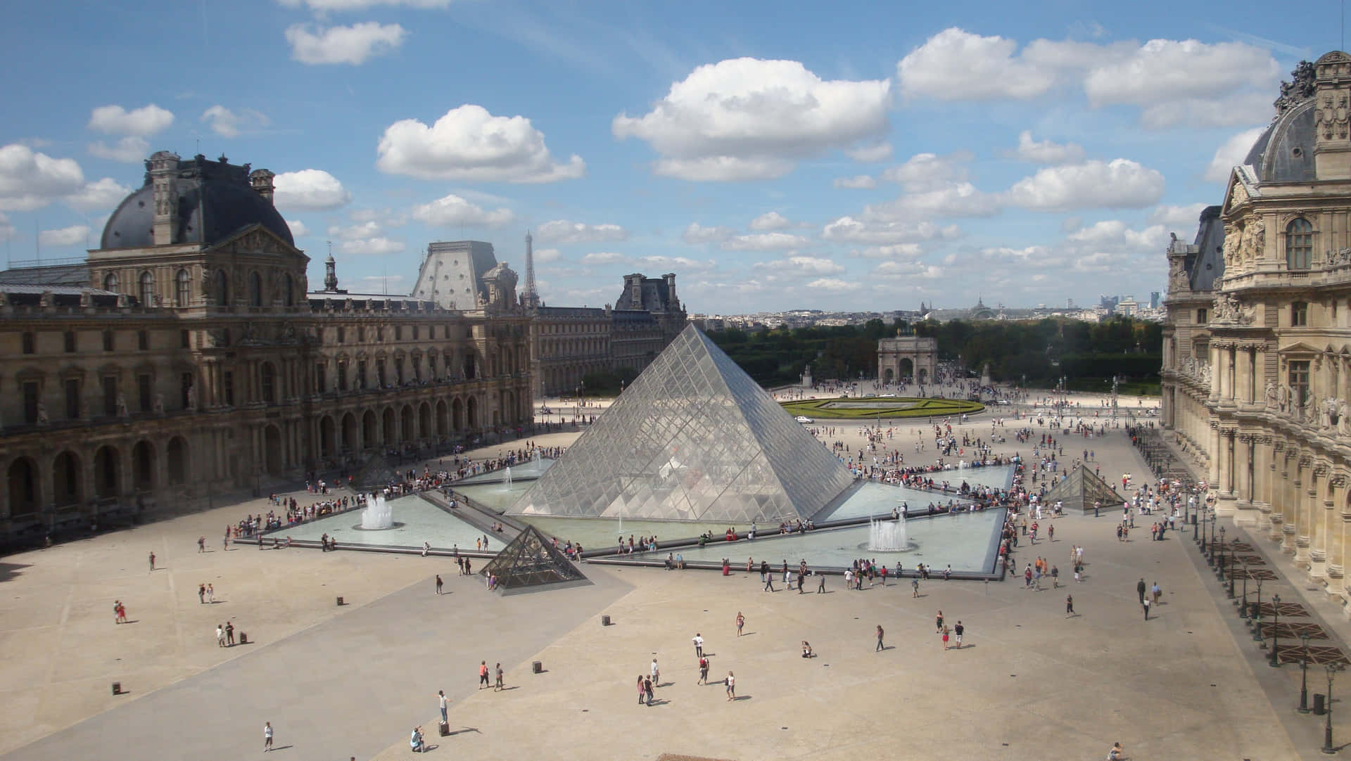 Arquitecturade La Pirámide Del Museo Del Louvre, Ieoh Ming Pei. Fondo de pantalla
