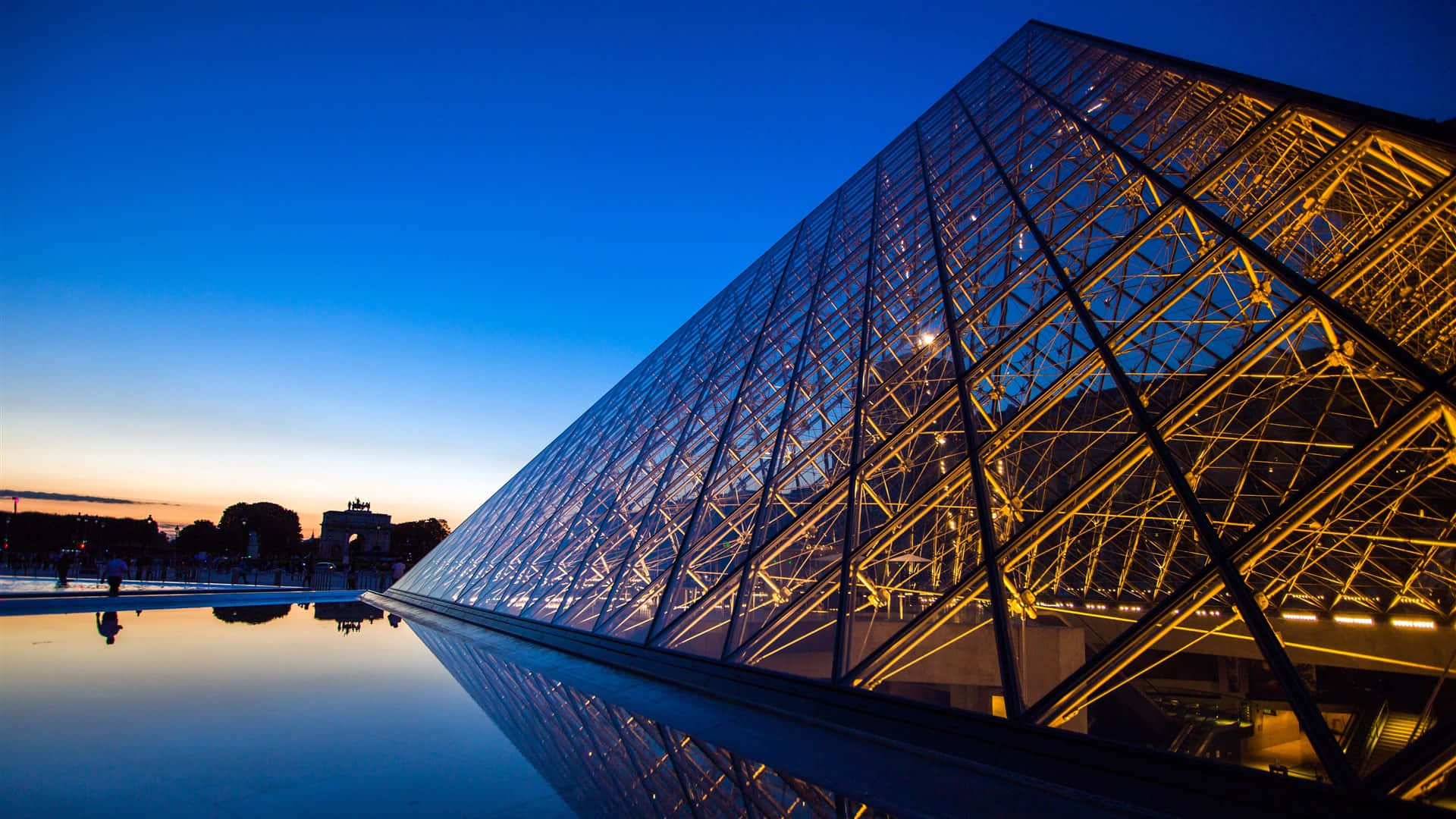 Strutturaa Piramide Del Museo Del Louvre Sfondo