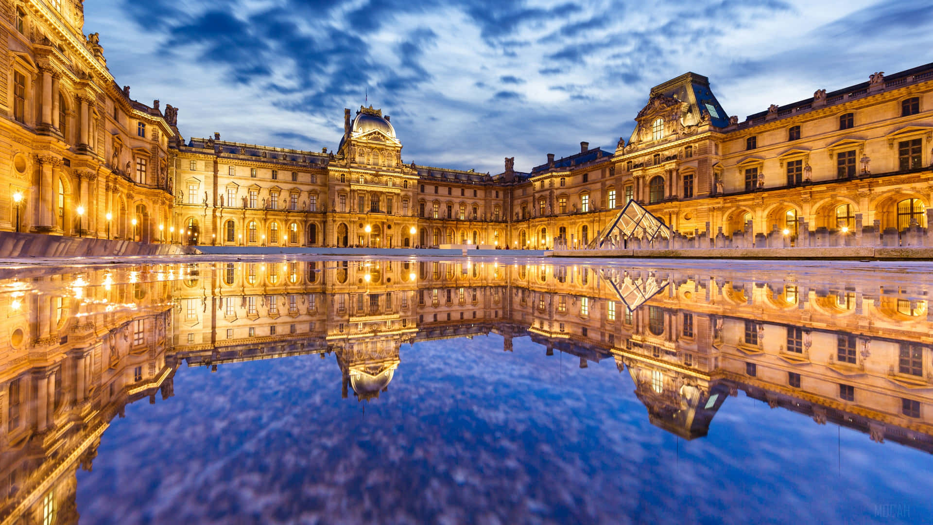 Reflejodel Agua En El Museo Del Louvre Fondo de pantalla