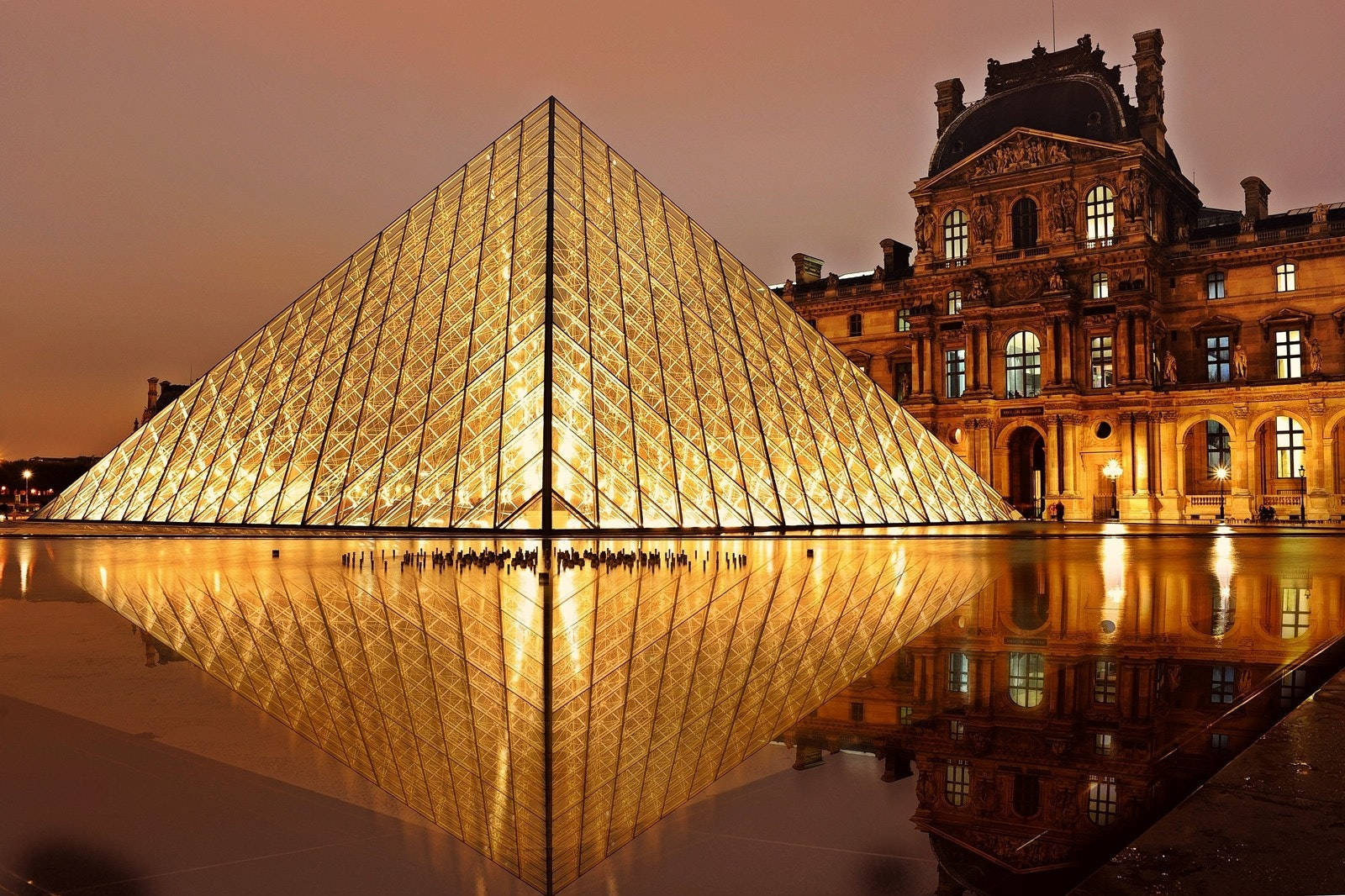 Louvrepyramide Licht Wallpaper