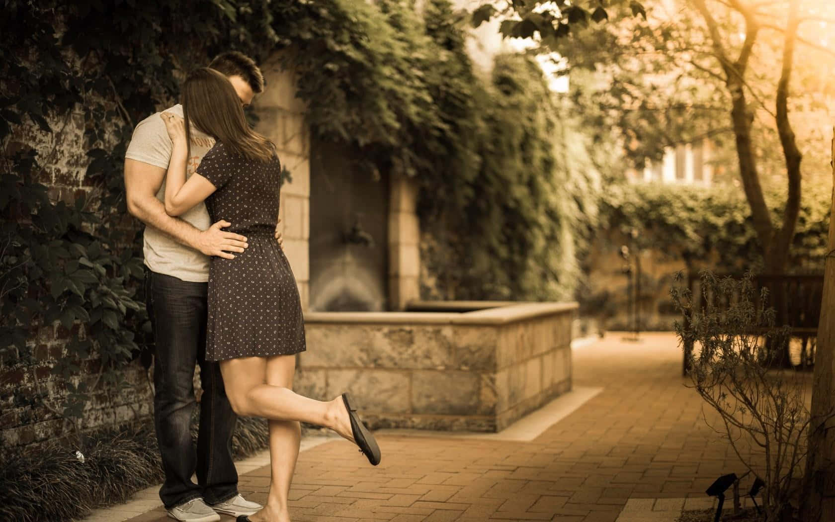 Love Couple Kissing Picture