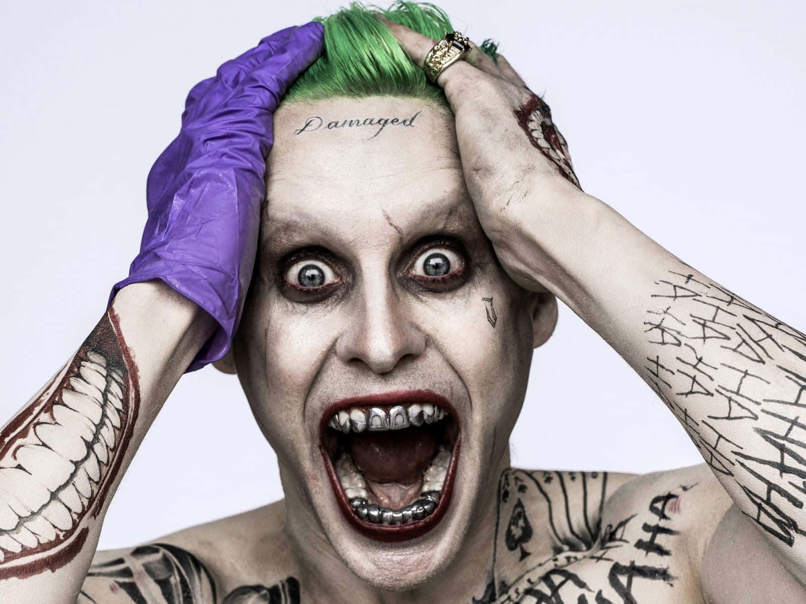 Margotrobbie Som Harley Quinn Och Jared Leto Som The Joker I 'suicide Squad' Wallpaper