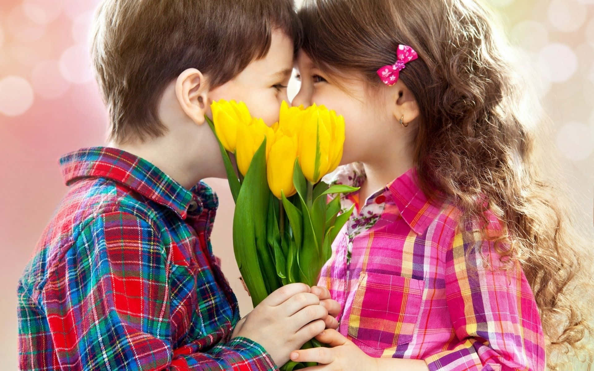 Zweikinder, Die Sich Küssen, Mit Gelben Blumen.