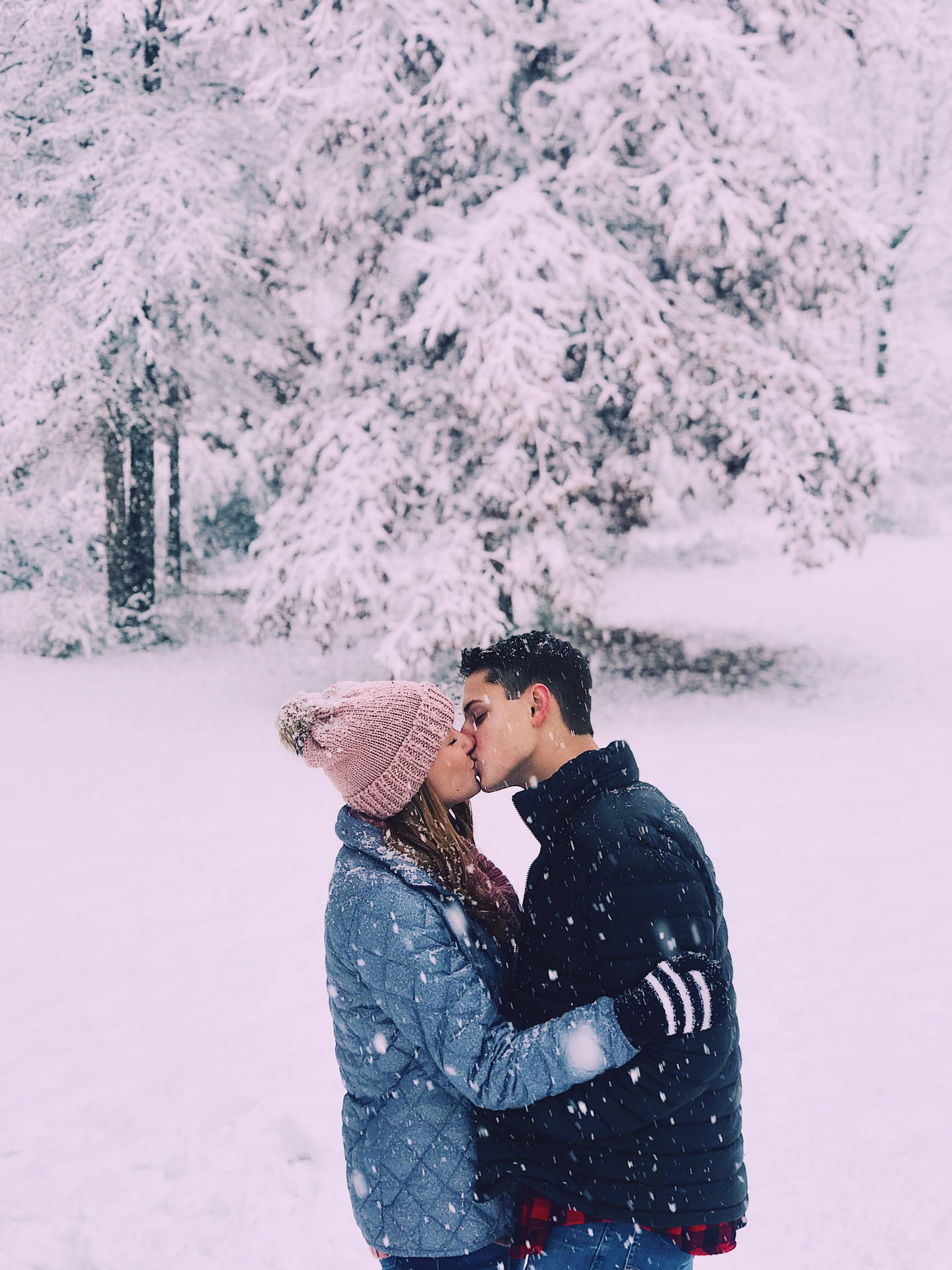 Love Story On A Snowy Winter Day Wallpaper