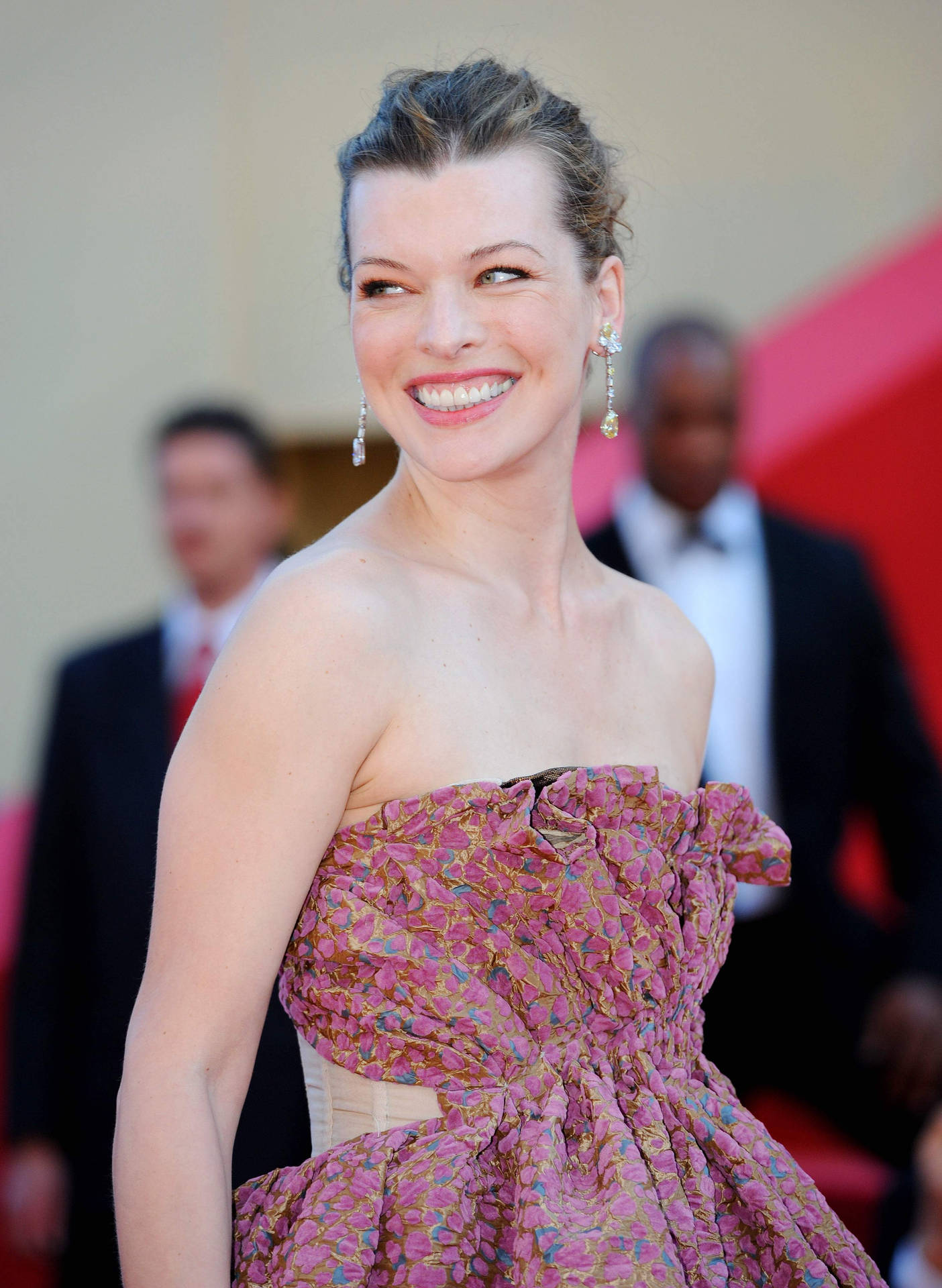 Lovely Actress Milla Jovovich Floral Wallpaper