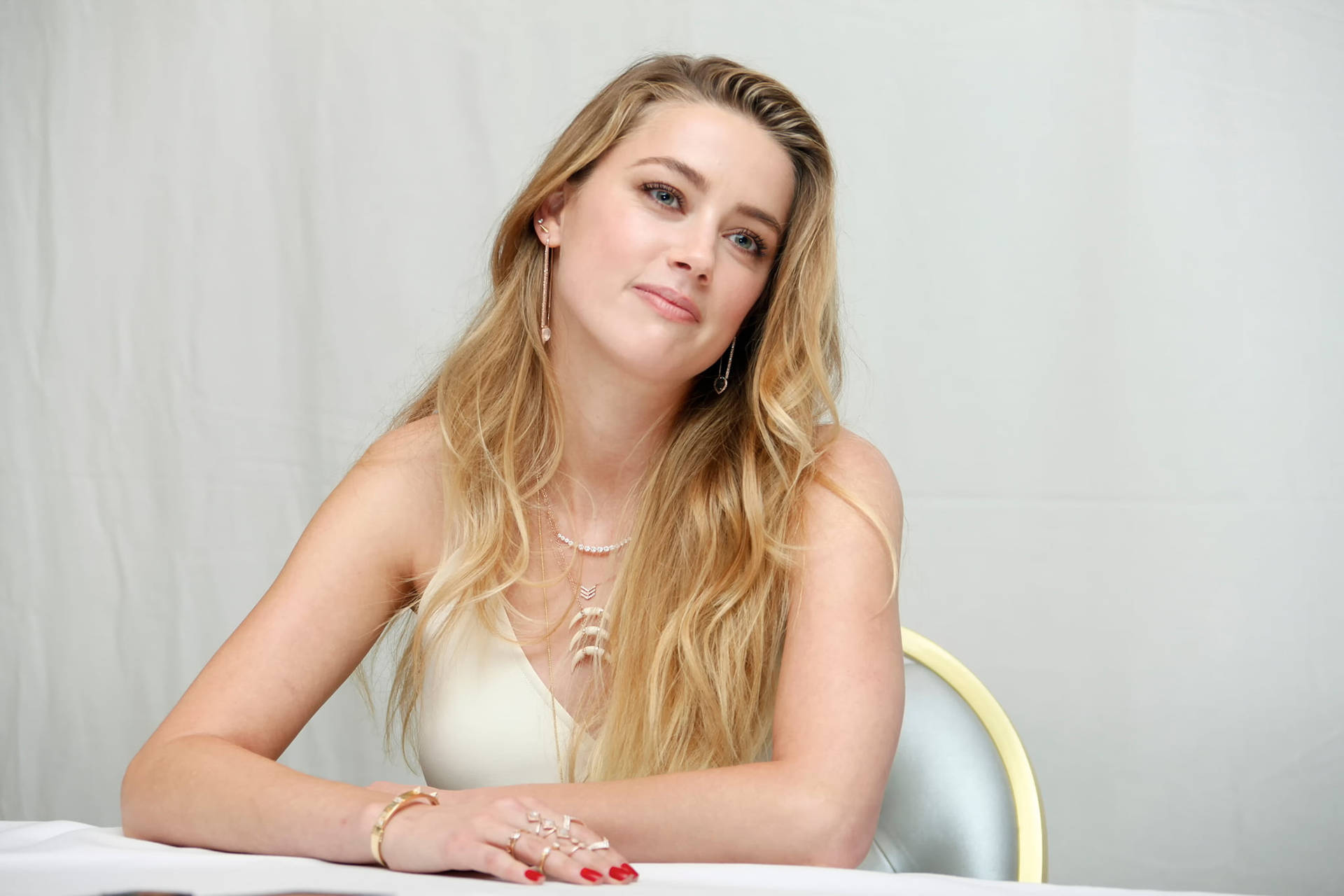 Sød Amber Heard smilende tapet Wallpaper