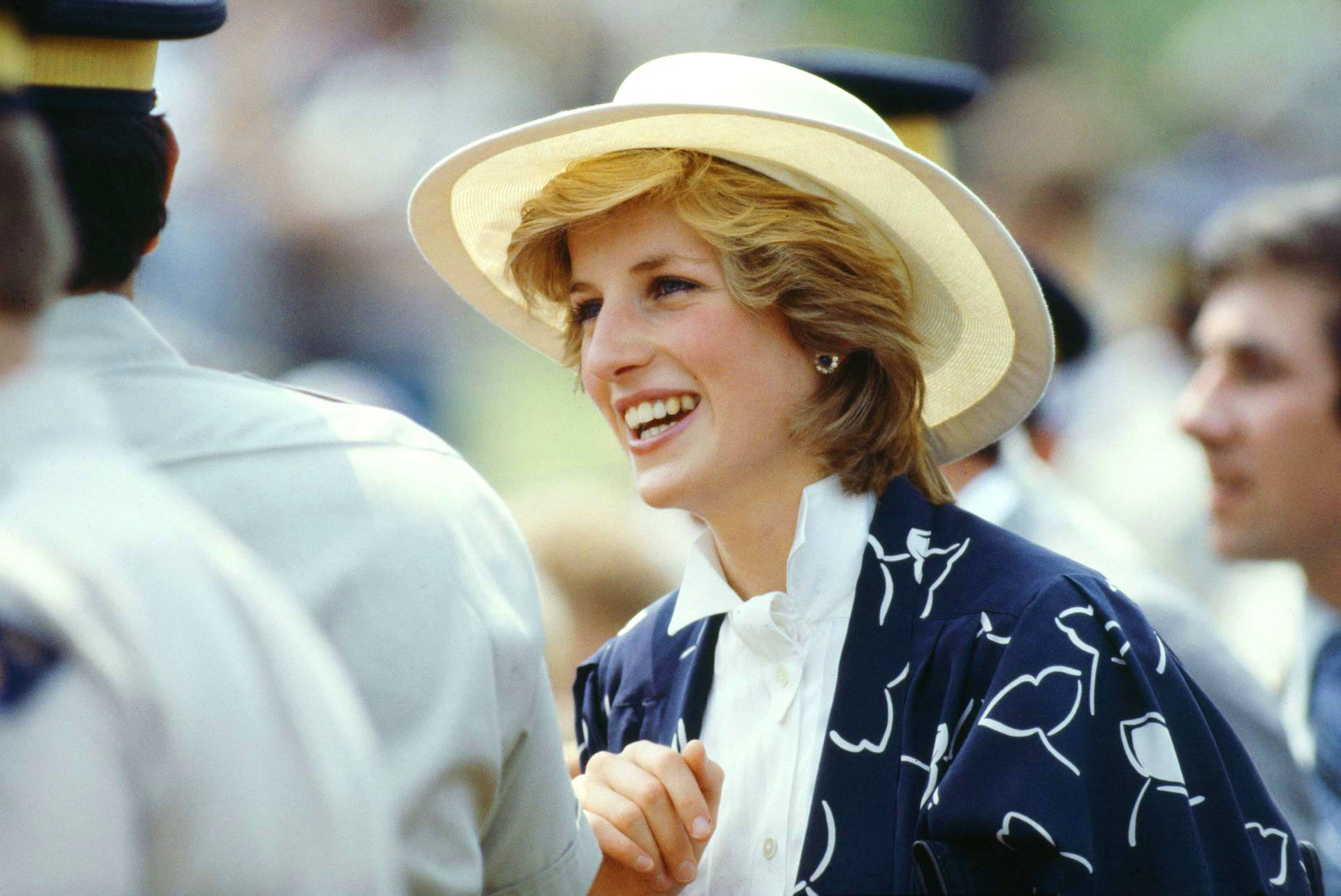 Smykket af prinsesse Diana lyserøde roser smil mod en hvid baggrund. Wallpaper