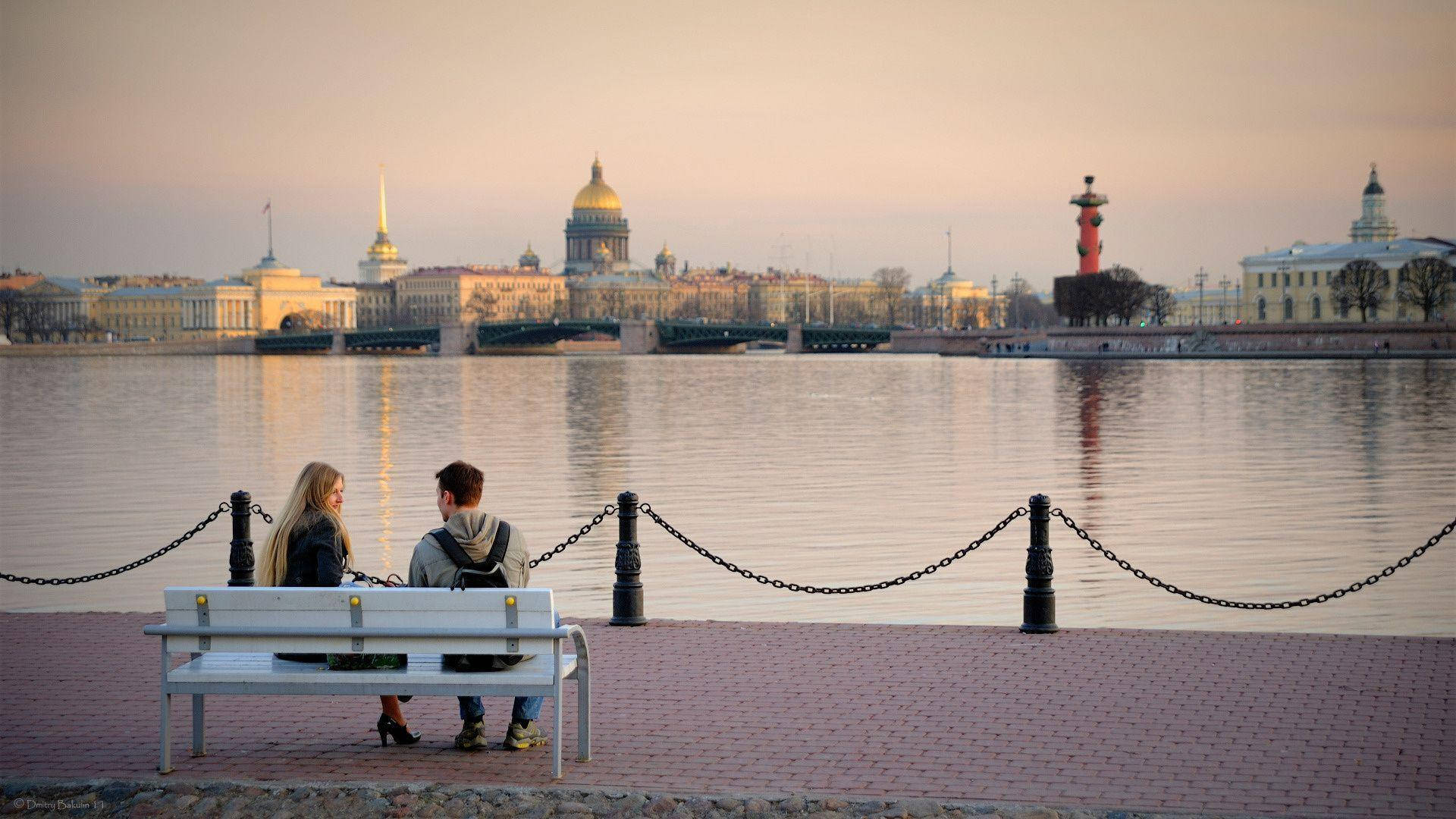 Lovely Couple In Saint Petersburg Sidewalk Wallpaper