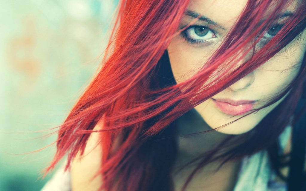 Sød pige med rødt hår smiler Wallpaper