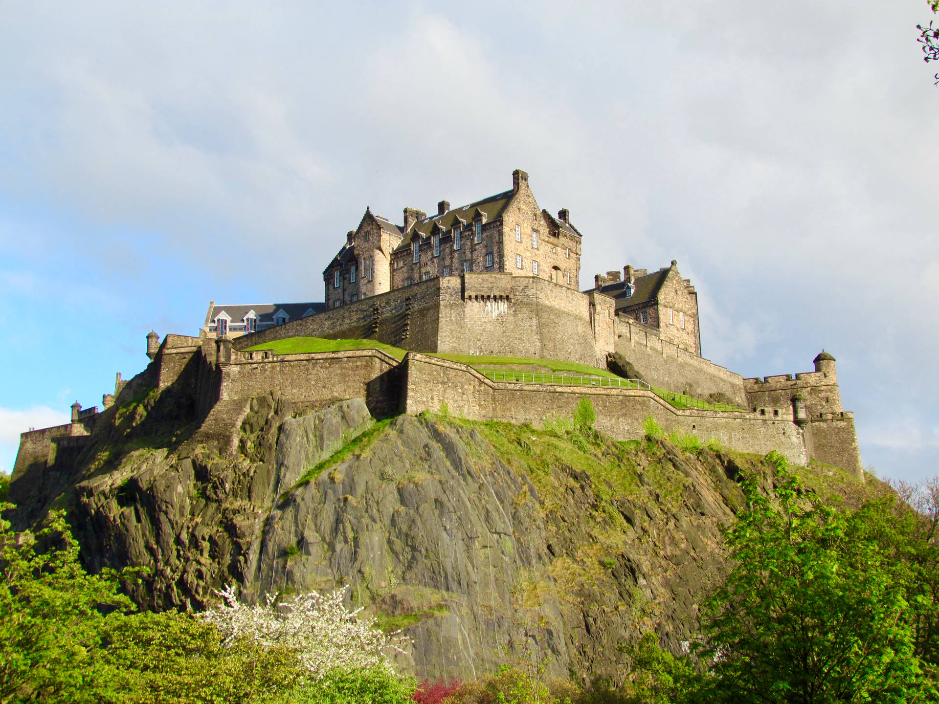 Lovely Landscape Of Edinburgh Castle Wallpaper