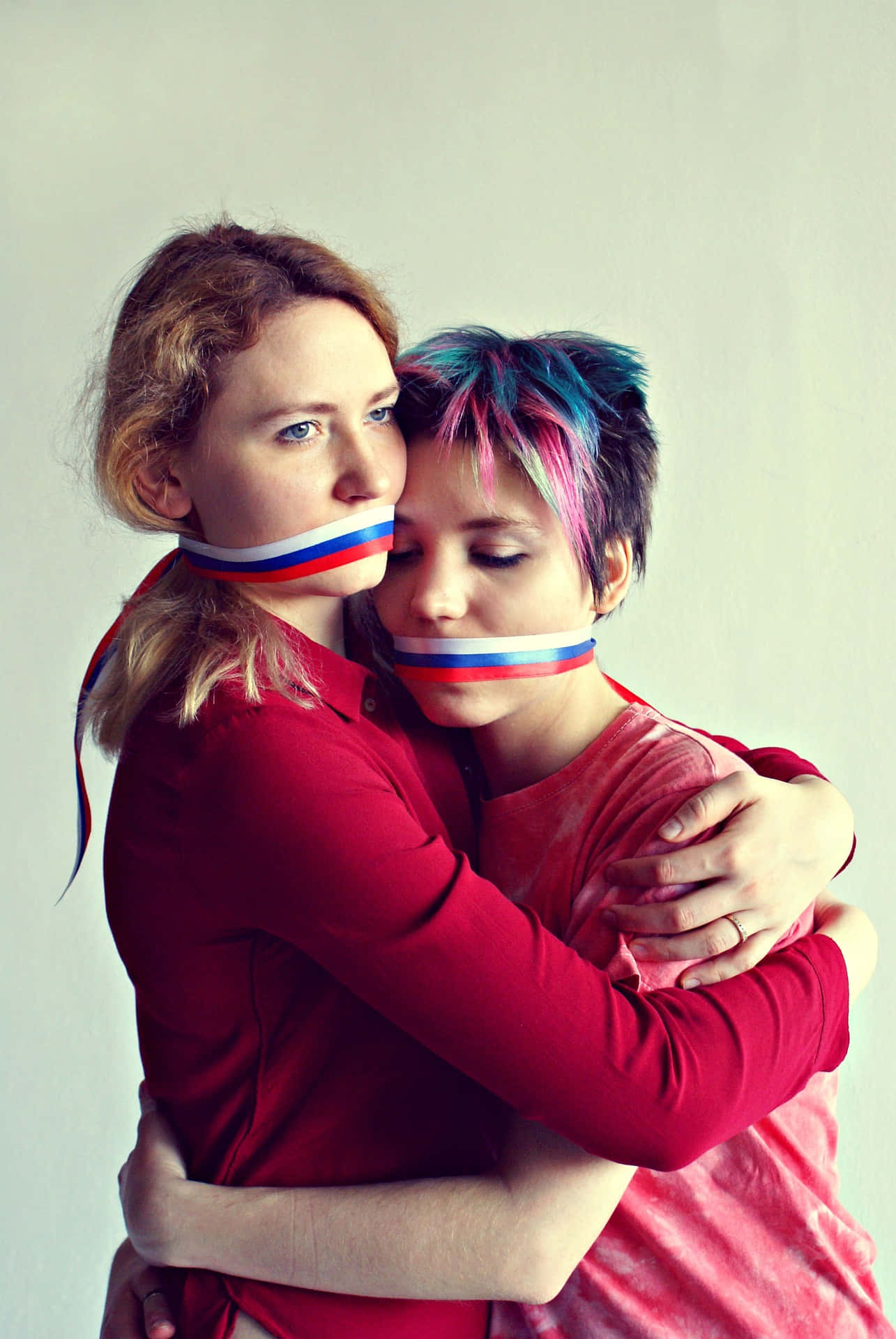 Encantadorasmujeres Lesbianas Abrazándose. Fondo de pantalla