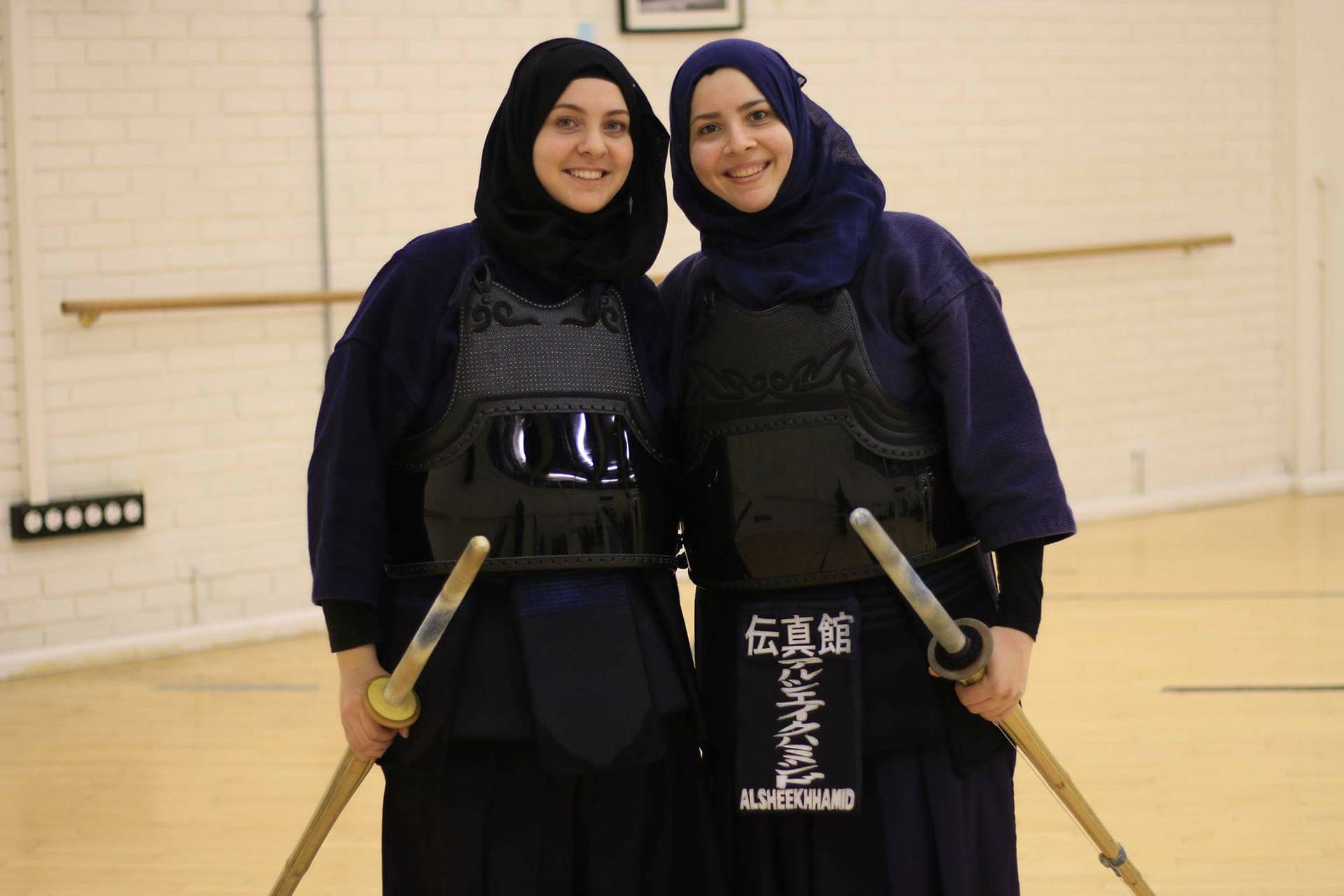 Belledonne Musulmane Giocatrici Di Kendo Sfondo