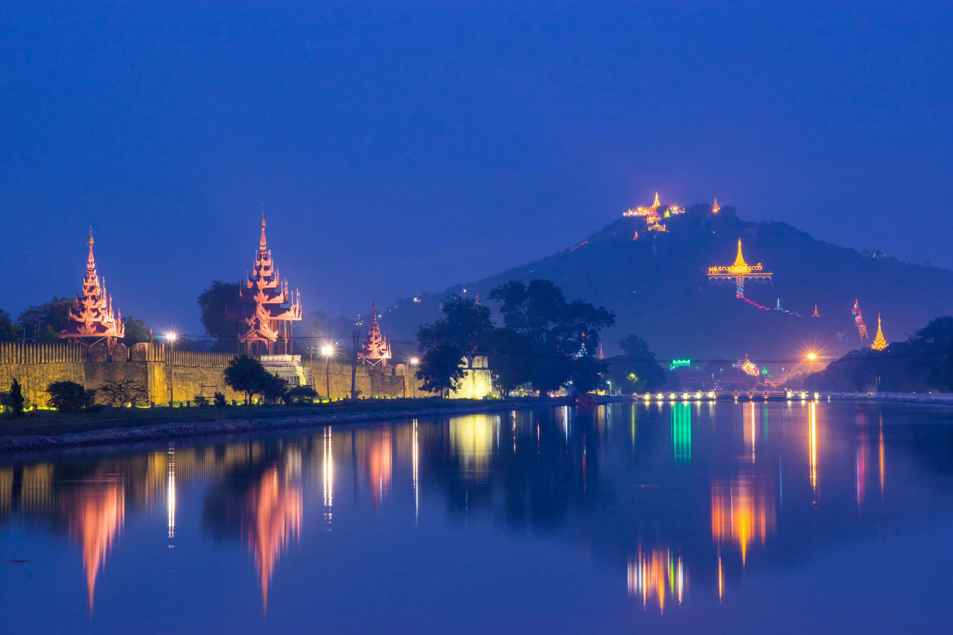 Lovely Night Scene Of Mandalay Hill Wallpaper