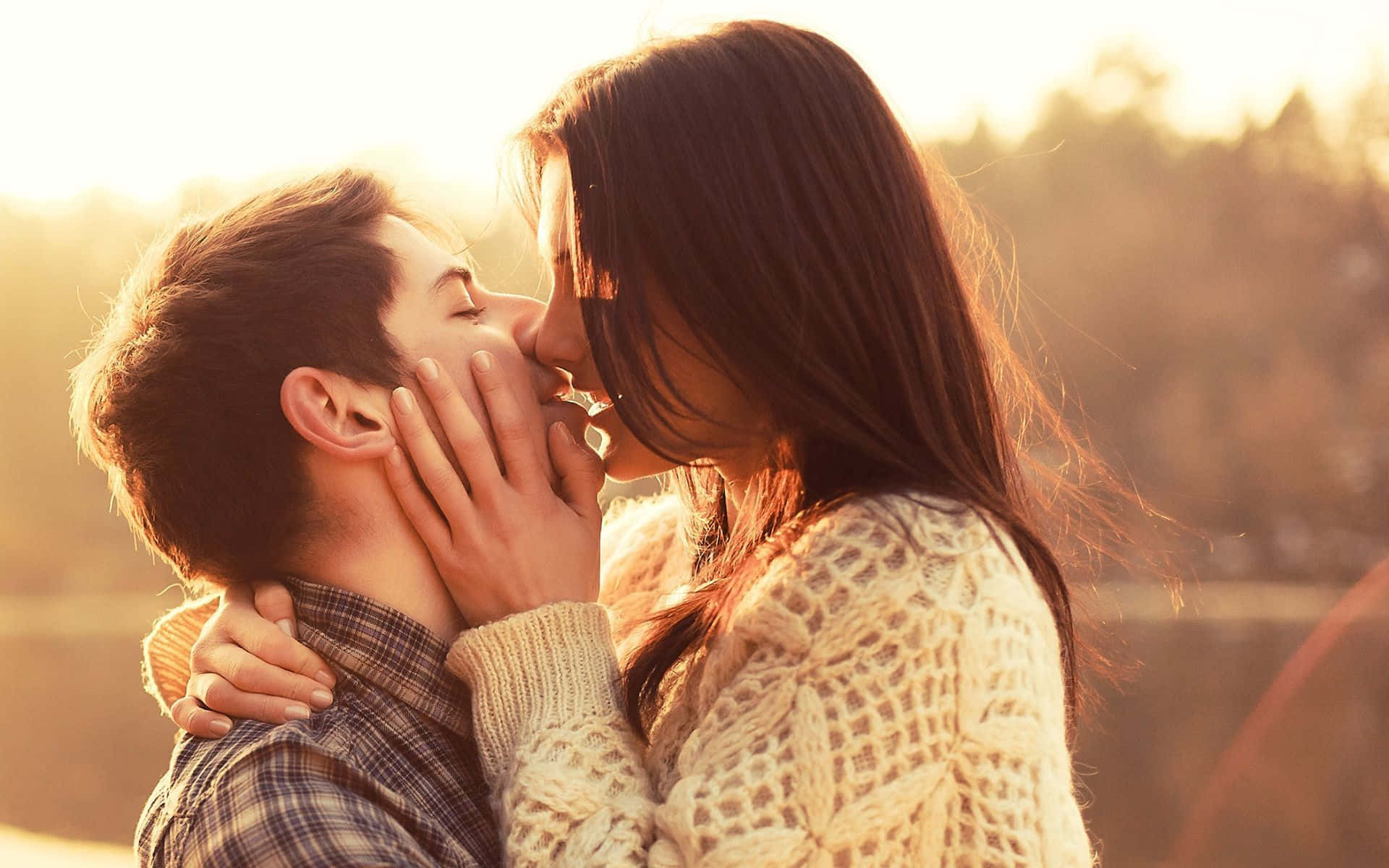 Красивое видео целующихся. Поцелуй влюбленных. Влюбленные целуются. Парень целует девушку. Парень и девушка целуются.
