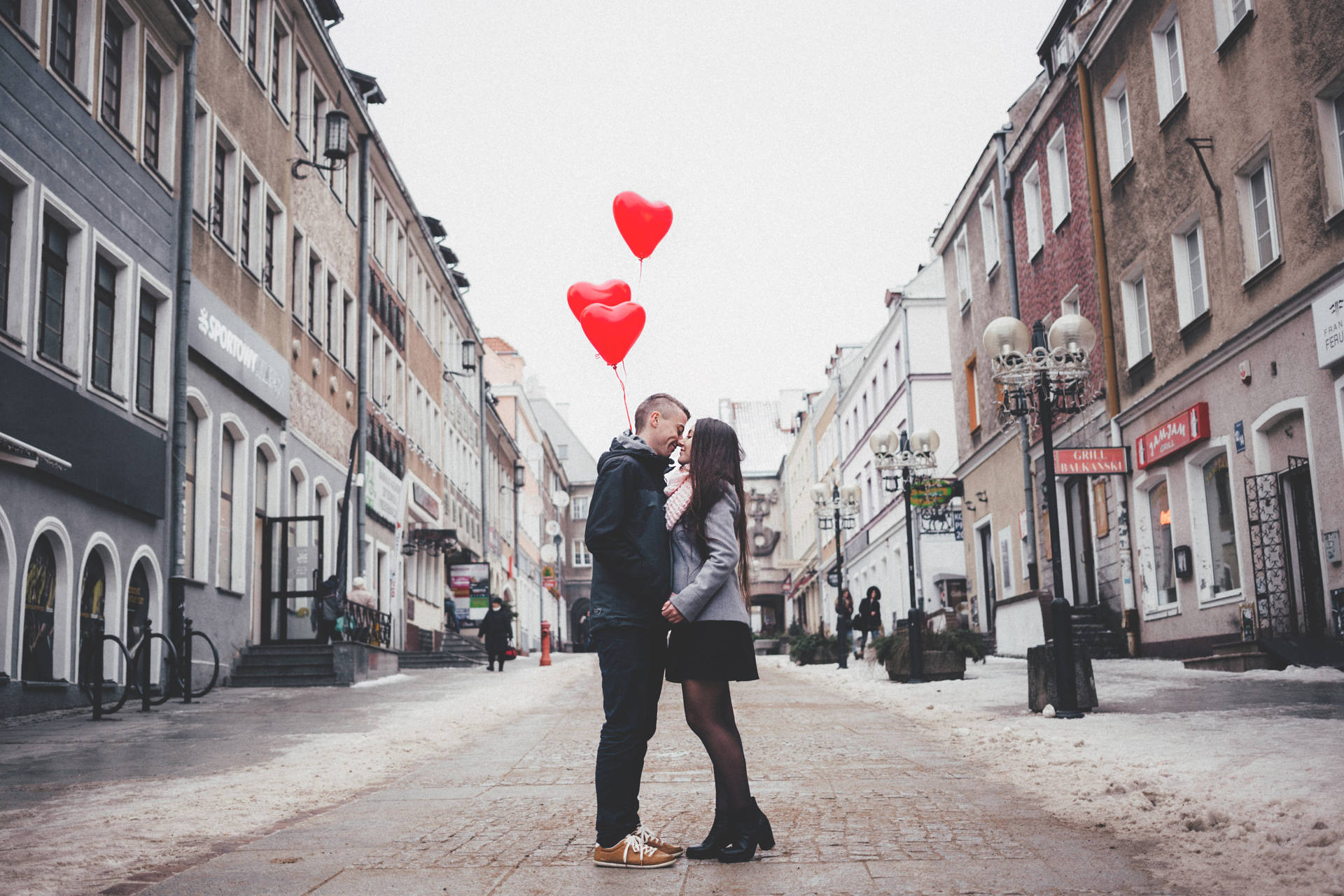 Lovers Heart-Shaped Balloons Wallpaper
