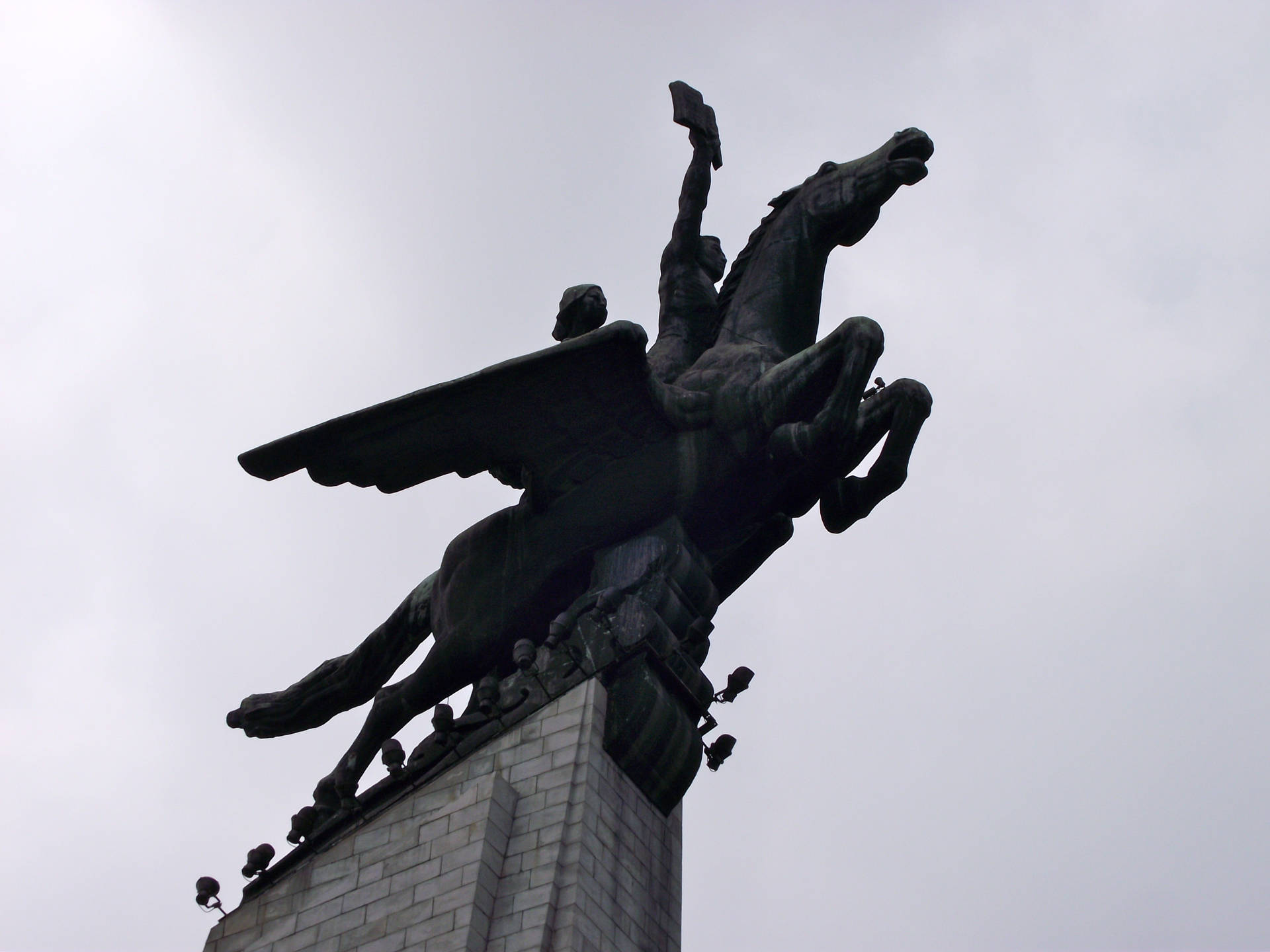 Statuadi Chollima A Basso Angolo A Pyongyang. Sfondo