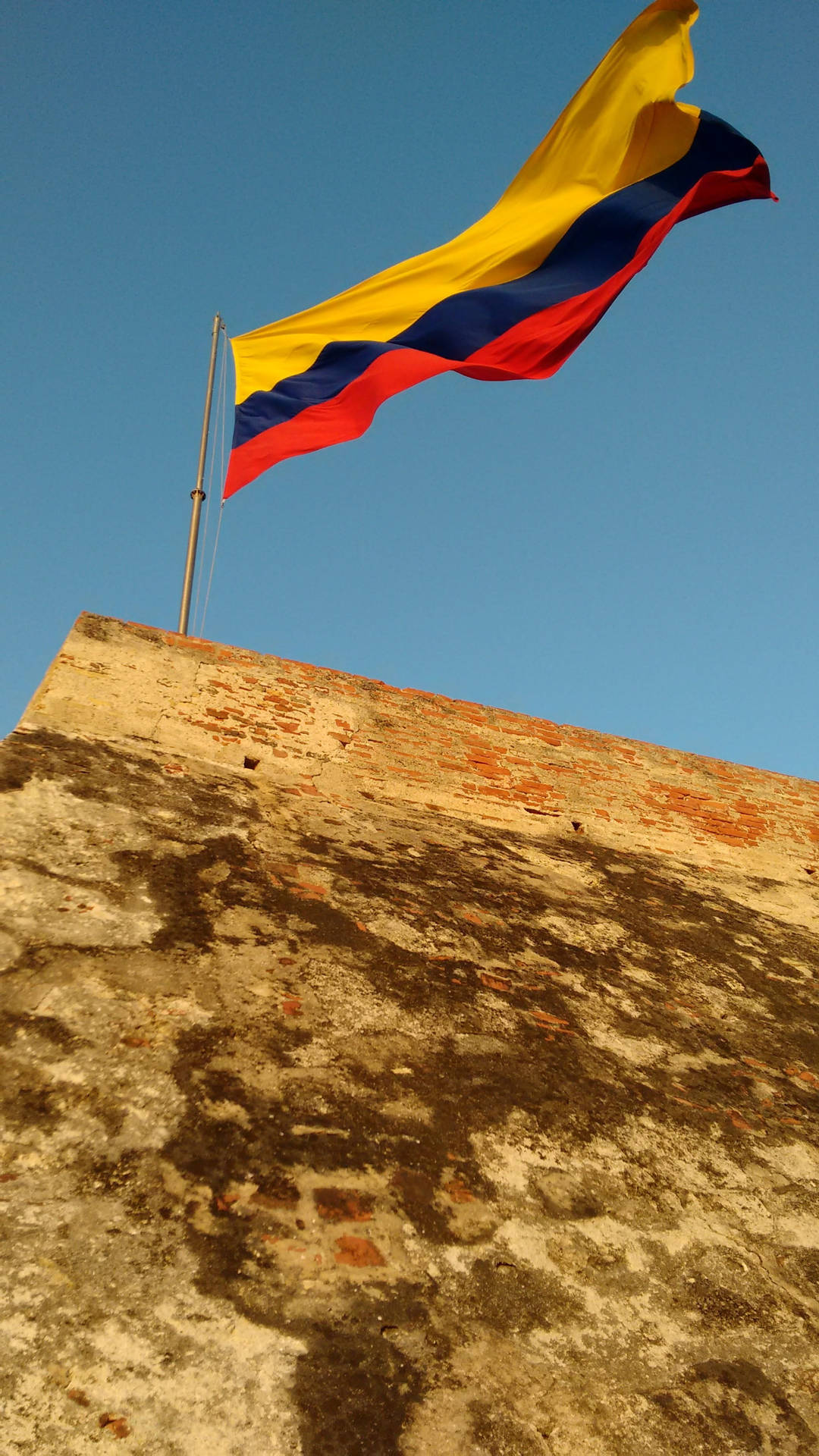 Banderasde Colombia Desde Un Ángulo Bajo Fondo de pantalla
