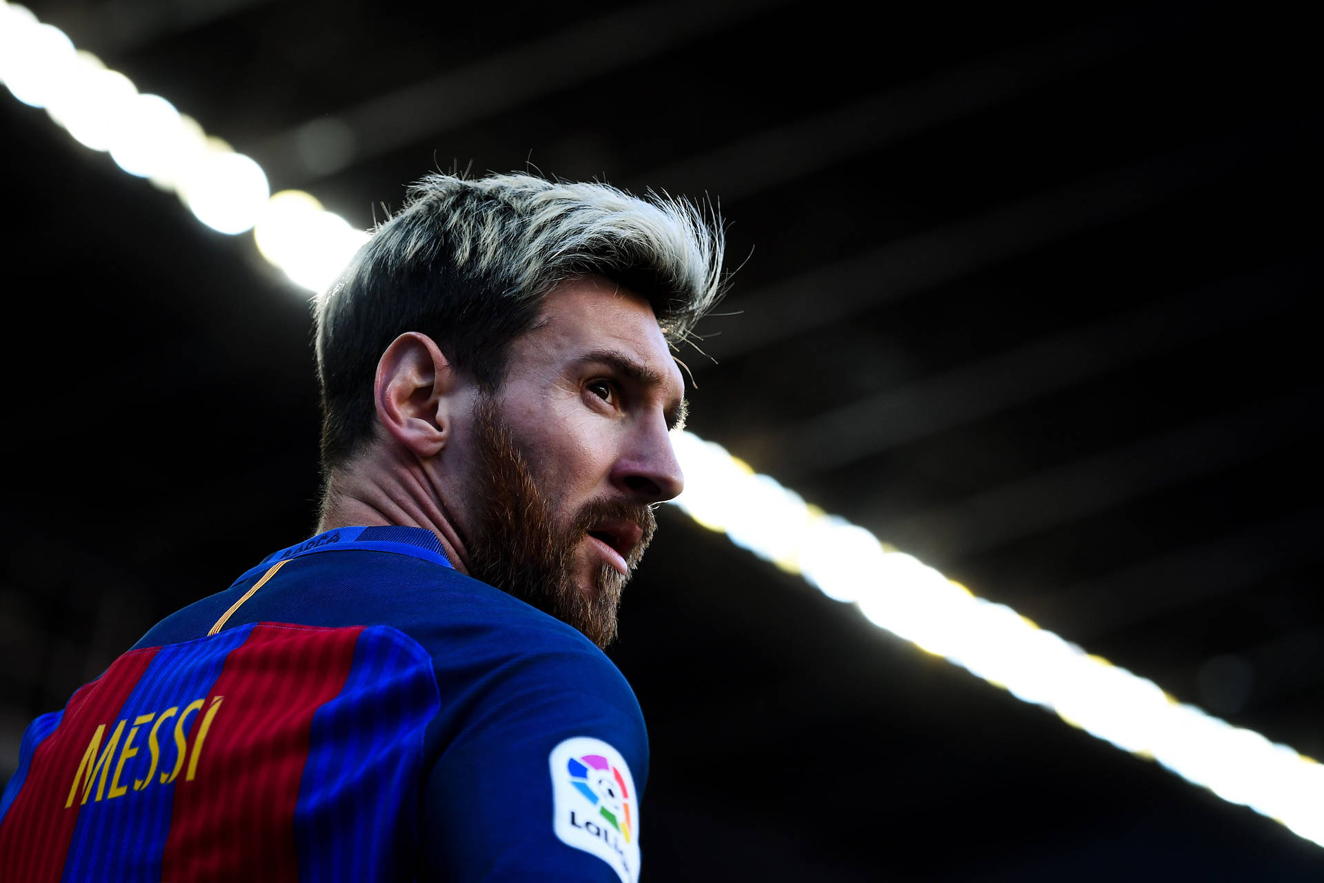 Fondode Pantalla De Lionel Messi En Ángulo Bajo. Fondo de pantalla