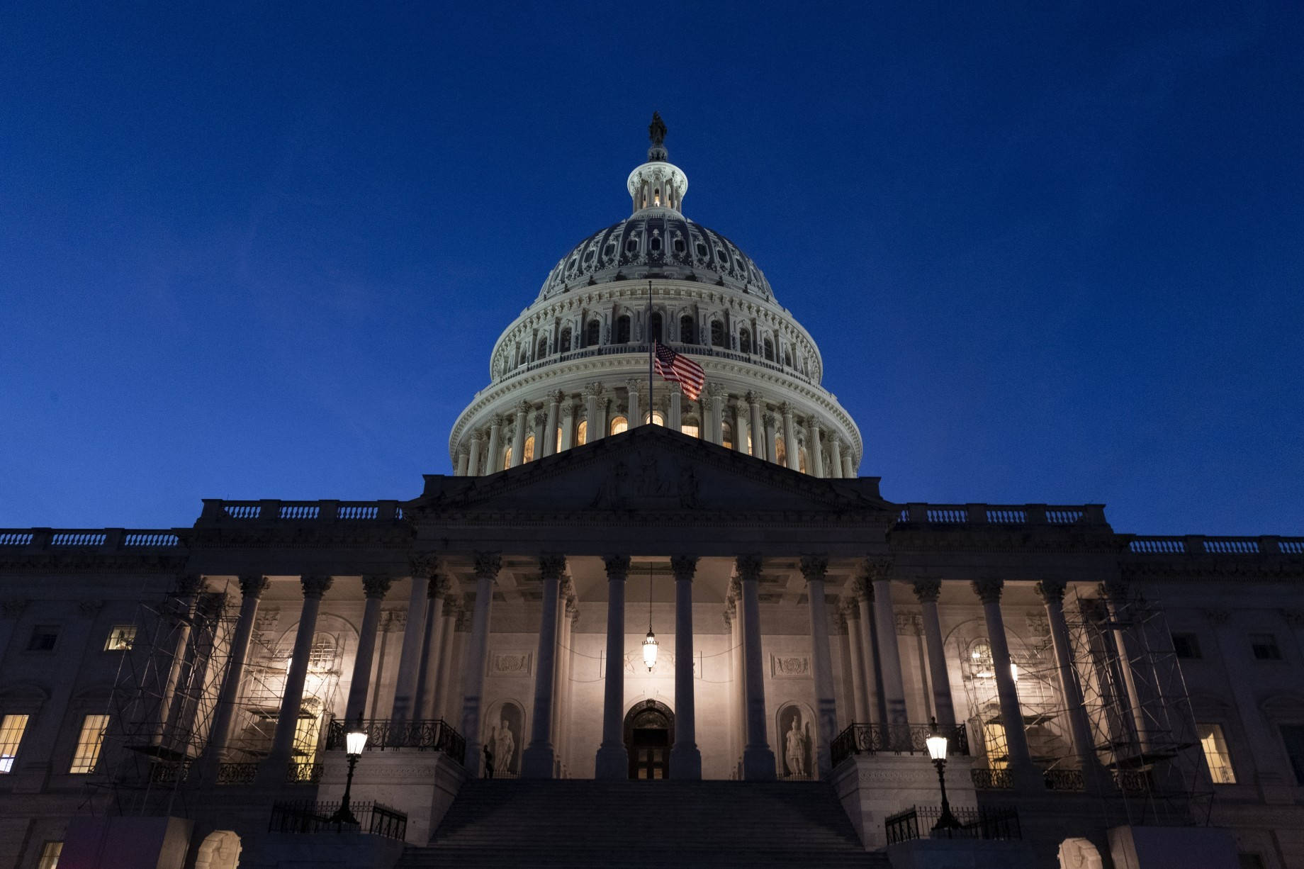 Low-angle Shot Capitol Hill Wallpaper