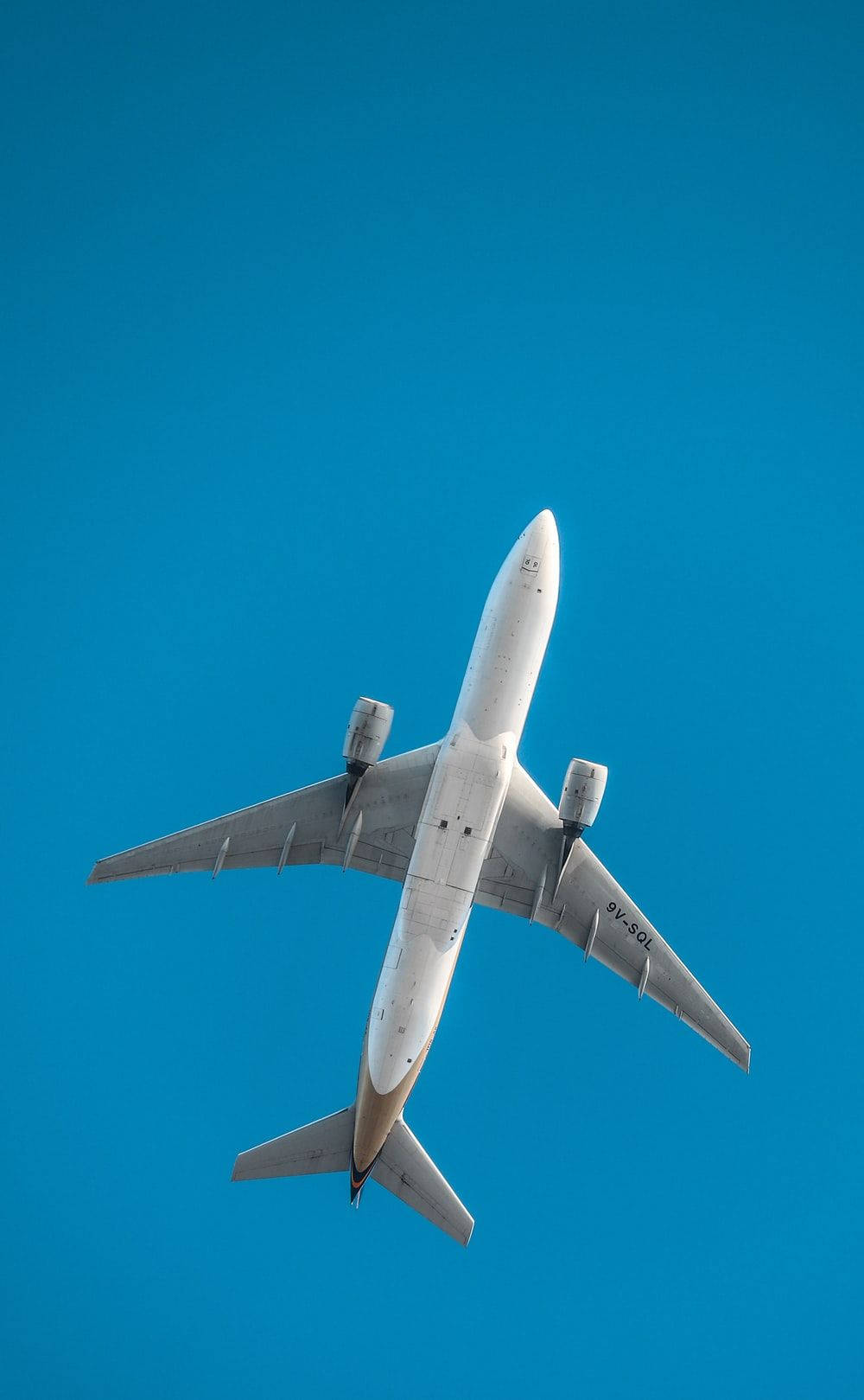 Lowangle Shot Av En Vit Flygplan Android Wallpaper