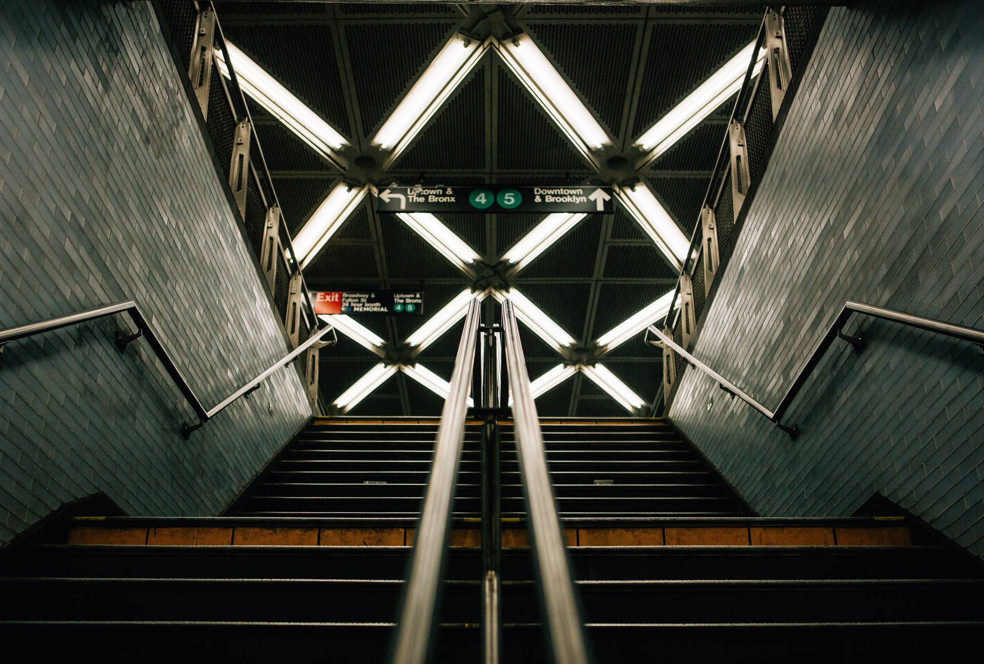 Escadade Metrô Em Ângulo Baixo. Papel de Parede