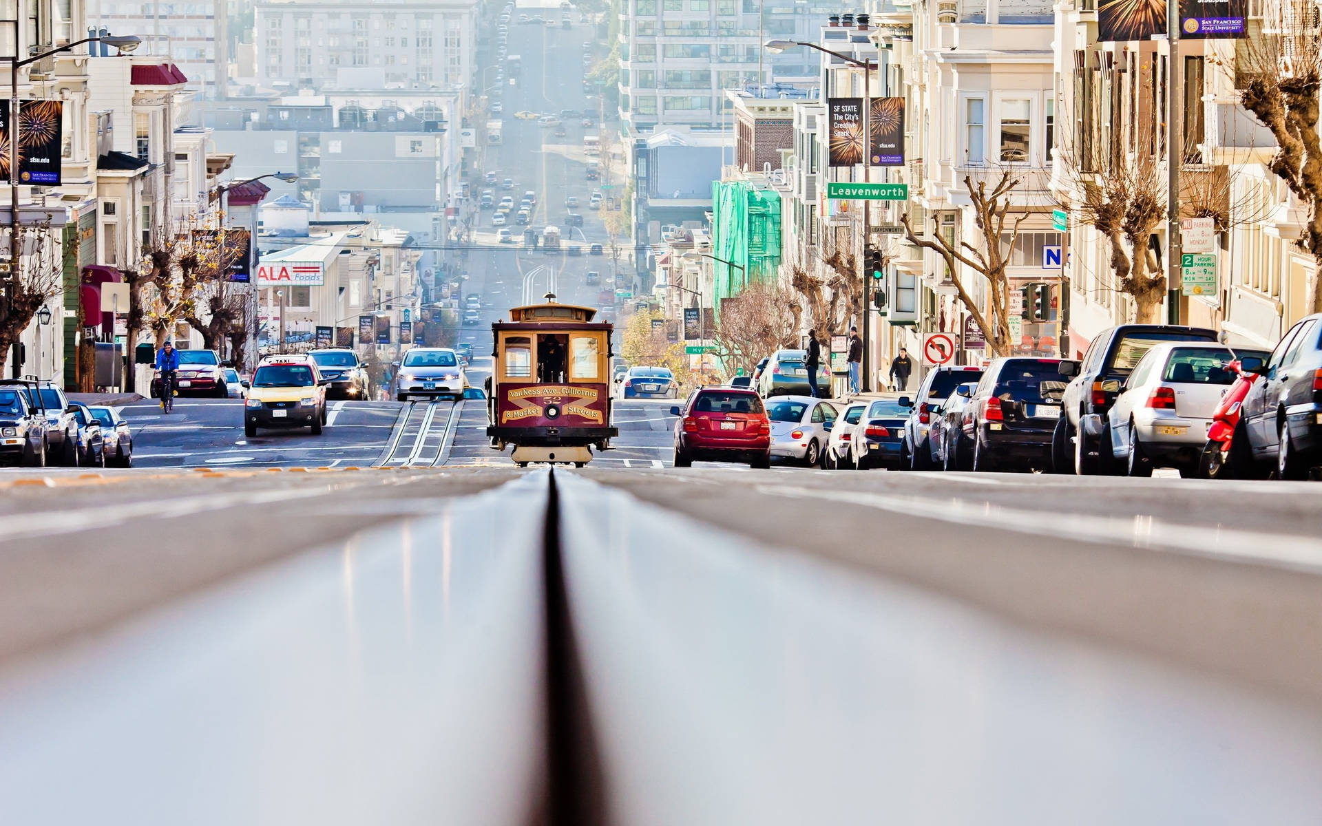 Low-shot Cable Car San Francisco Photography Wallpaper