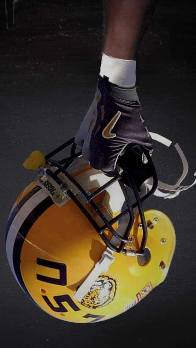 Eingelber Football-helm Mit Schwarzem Hintergrund Wallpaper