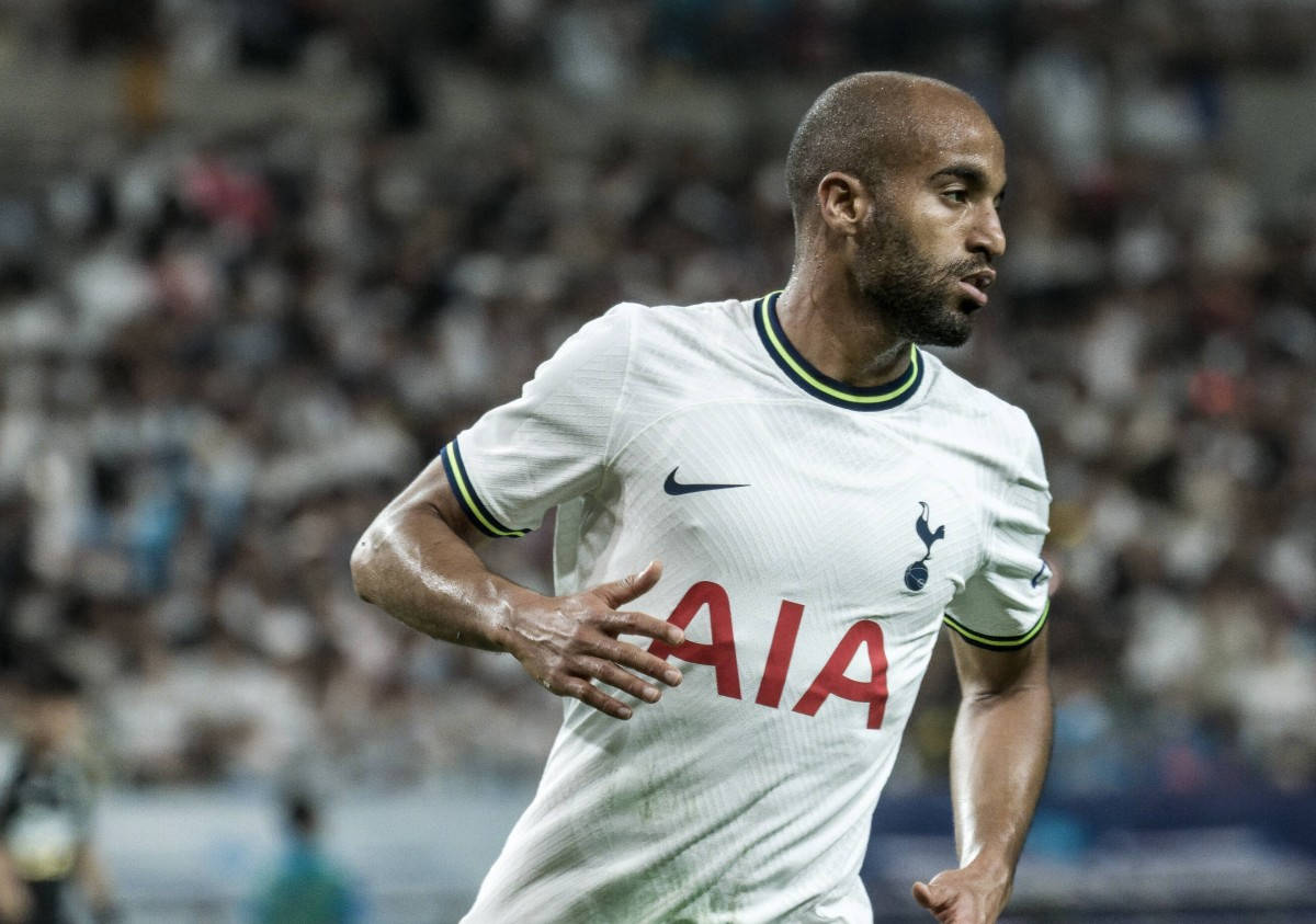 Download Lucas Moura Running With Arms Spread Wallpaper
