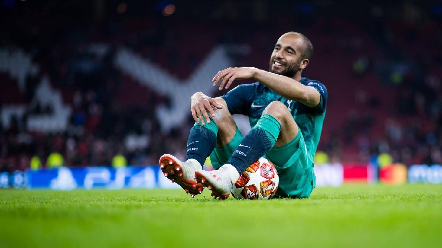 Lucasmoura Sitter På Fotbollsplanen - As A Computer Or Mobile Wallpaper, This Sentence Would Likely Accompany An Image Of Lucas Moura Sitting On A Football Field. Wallpaper