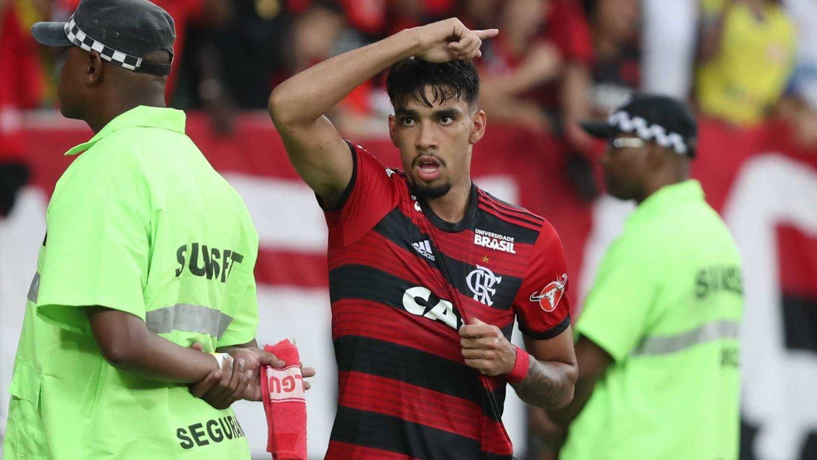 Lucas Paquetá Pointing To His Left Wallpaper