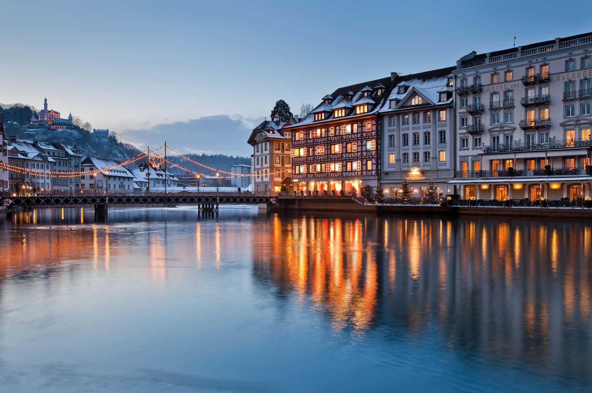 Lucerne Waterfront Twilight Scene Wallpaper