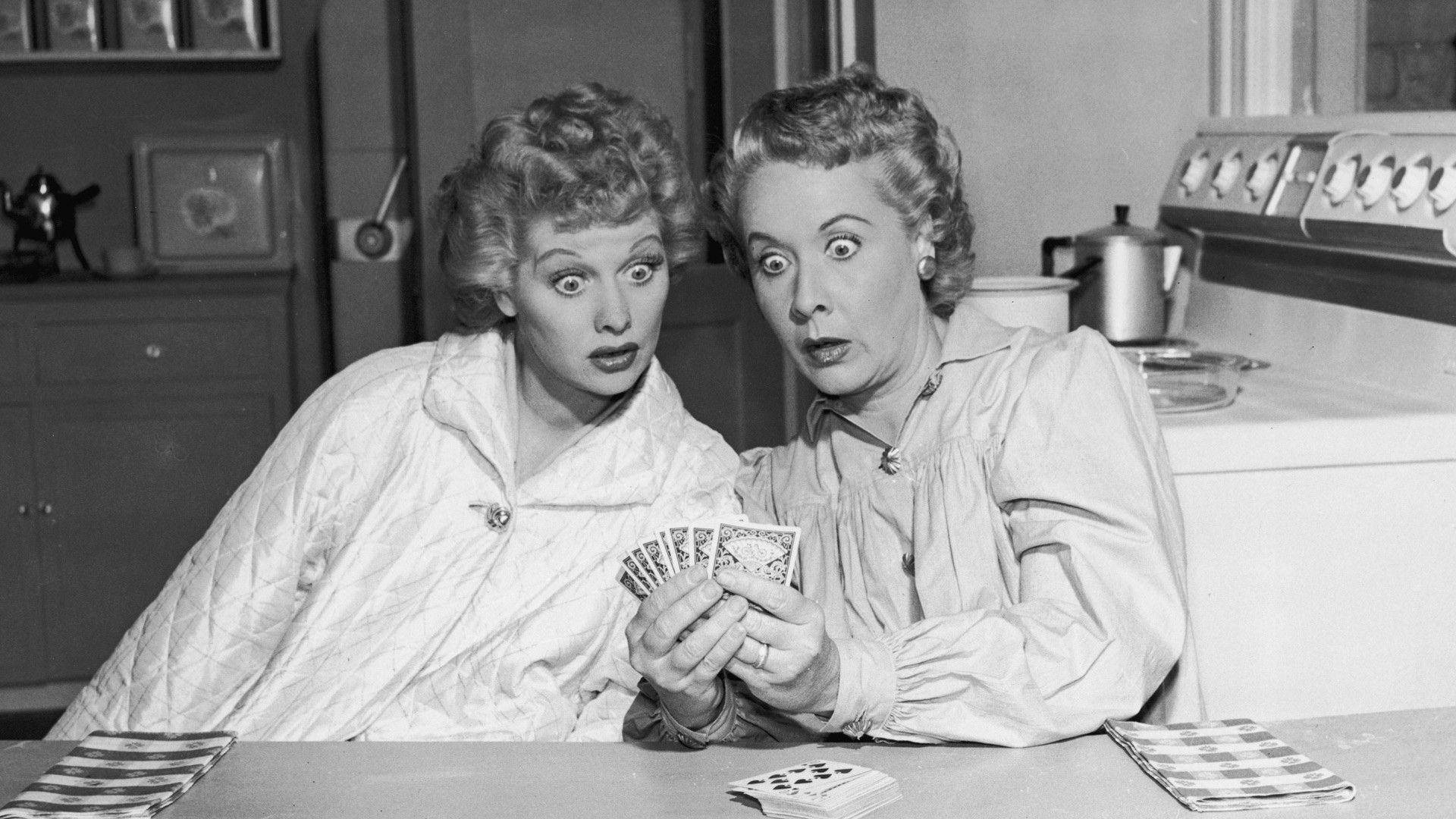 Lucilleball Und Vivian Vance Spielen Karten. Wallpaper