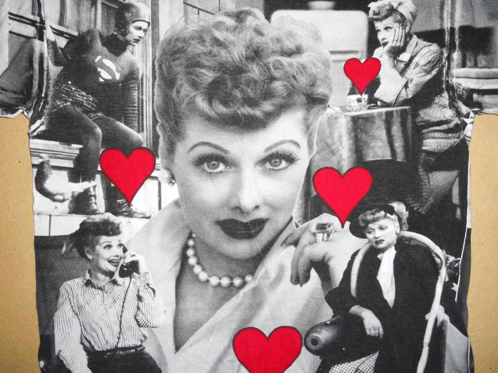 Collagede Lucille Ball Con Corazones Flotantes. Fondo de pantalla