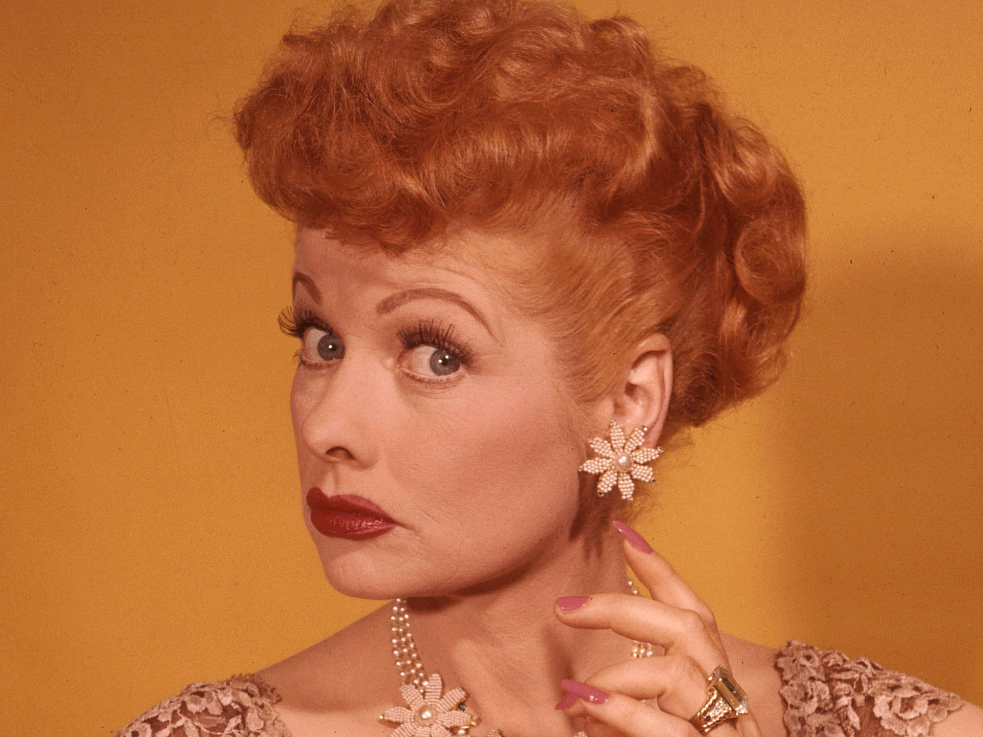 Lucille Ball Pouting I Farve Wallpaper