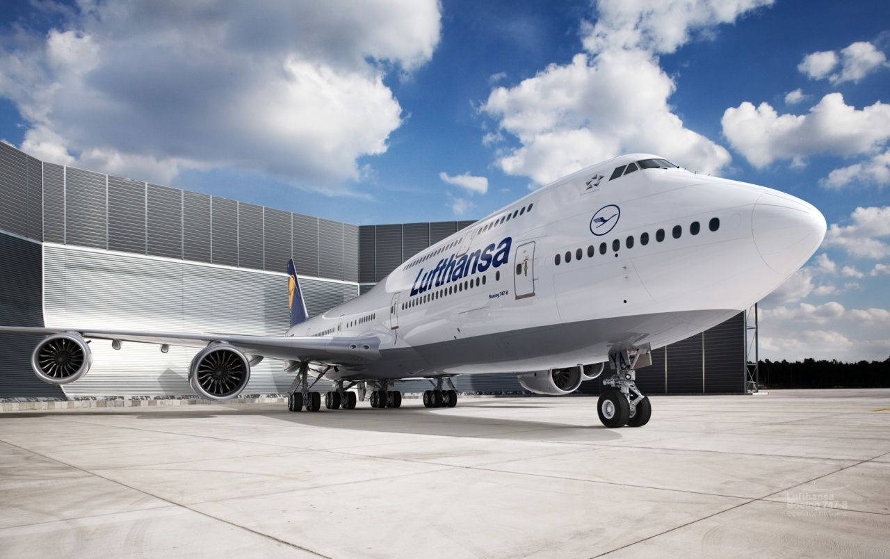 Lufthansaen La Pista De Aterrizaje. Fondo de pantalla
