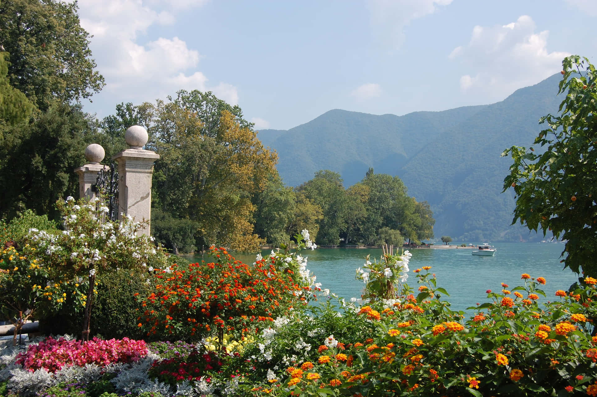 Uitzicht Op De Tuin Van Lugano Aan Het Meer Achtergrond